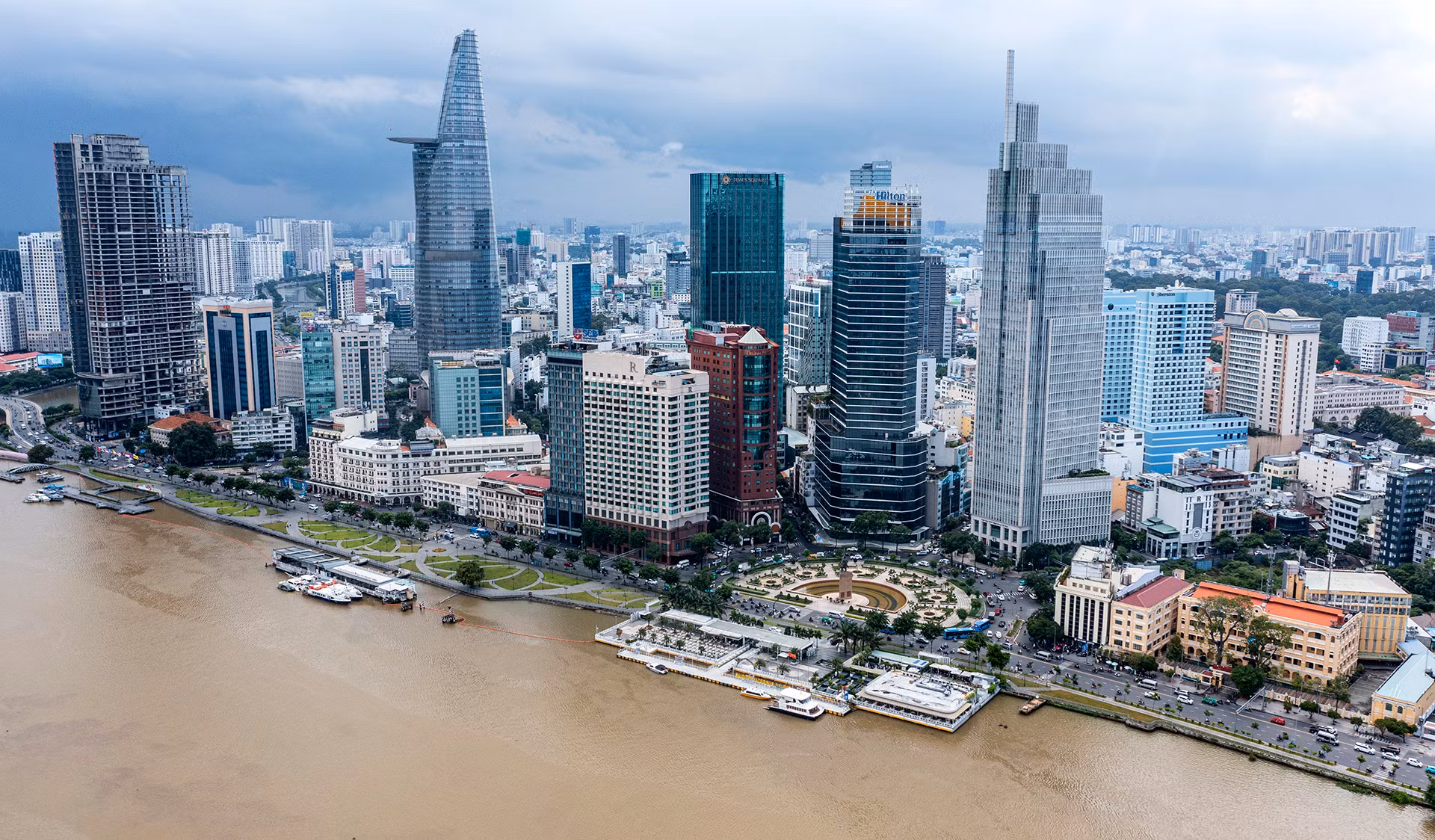 Phương án thiết kế, đặc biệt chiều cao tĩnh không của cây cầu cửa ngõ Thành phố Hồ Chí Minh sẽ quyết định diện mạo mới của khu vực cảng Sài Gòn vốn đã gắn với lịch sử thành phố hơn 300 năm, chứa đựng trong đó nhiều giá trị văn hóa, lịch sử, kinh tế. Phương án thiết kế, đặc biệt chiều cao tĩnh không của cây cầu cửa ngõ Thành phố Hồ Chí Minh sẽ quyết định diện mạo mới của khu vực cảng Sài Gòn vốn đã gắn với lịch sử thành phố hơn 300 năm, chứa đựng trong đó nhiều giá trị văn hóa, lịch sử, kinh tế.