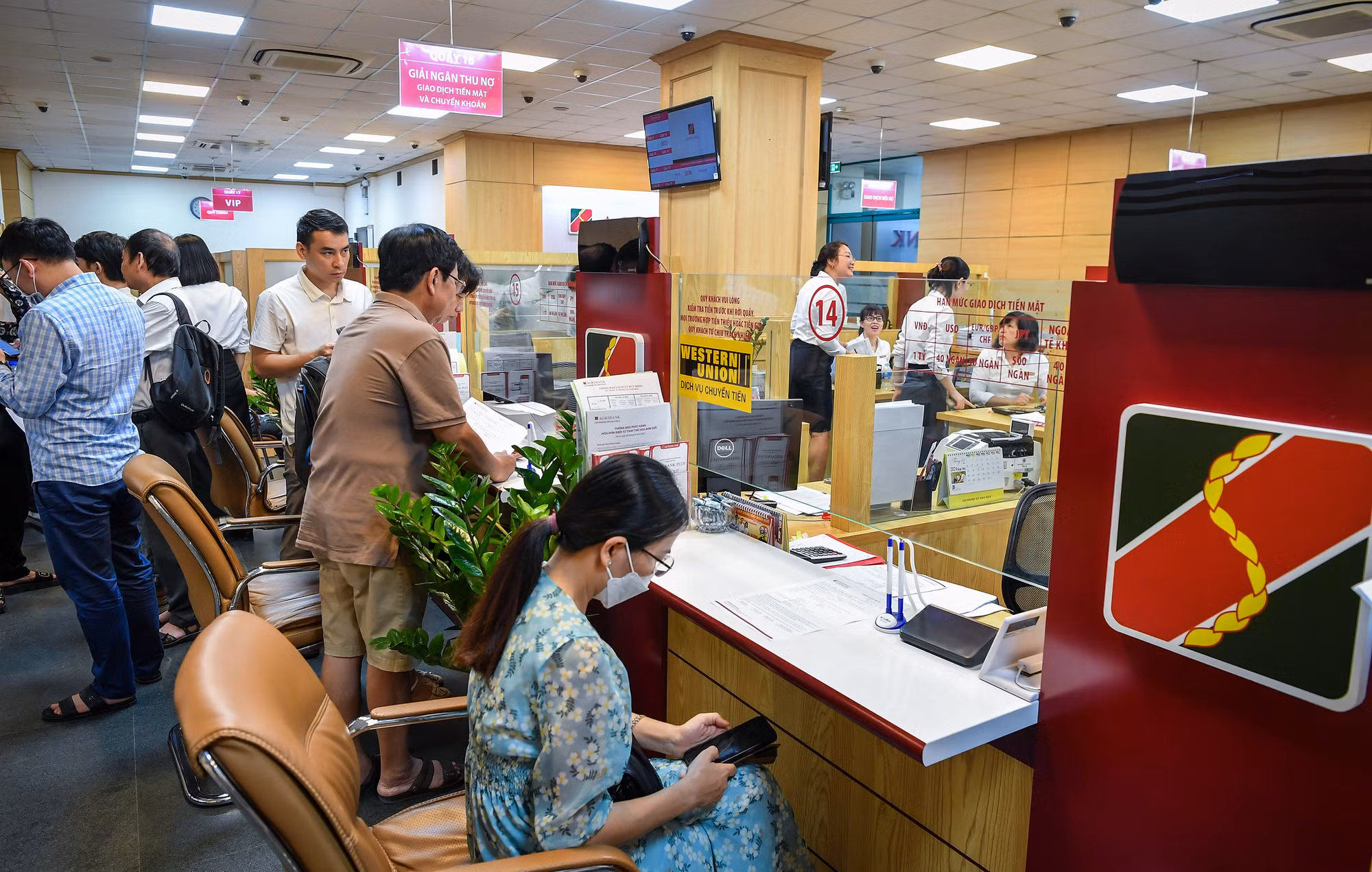 Bên trong phòng giao dịch Ngân hàng Agribank số 2 Láng Hạ đông không kém.