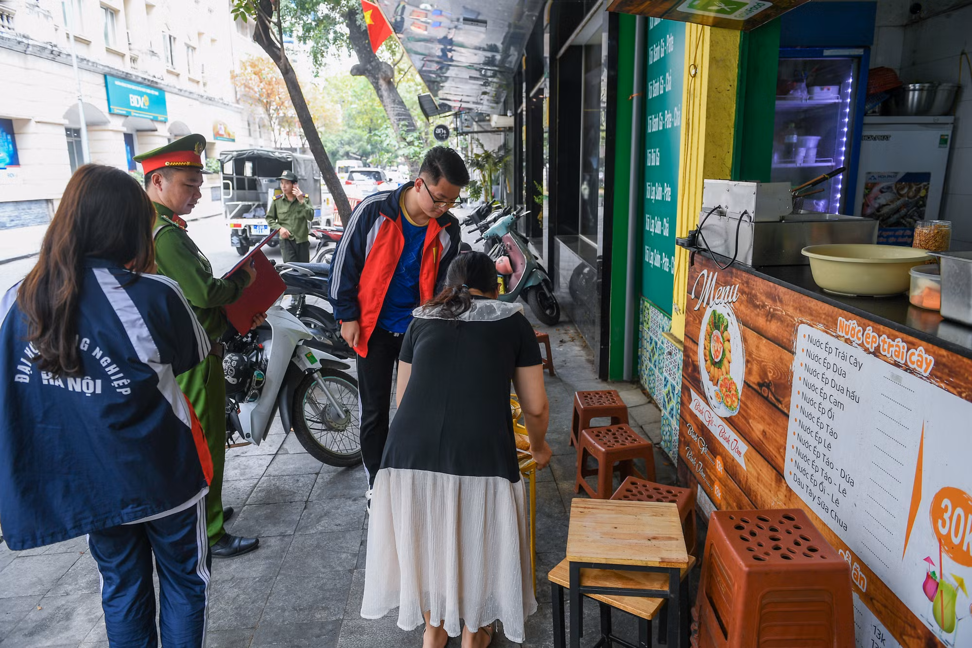 [Ảnh] Hà Nội kiểm tra, xử lý tình trạng lấn chiếm vỉa hè, lòng đường ảnh 4