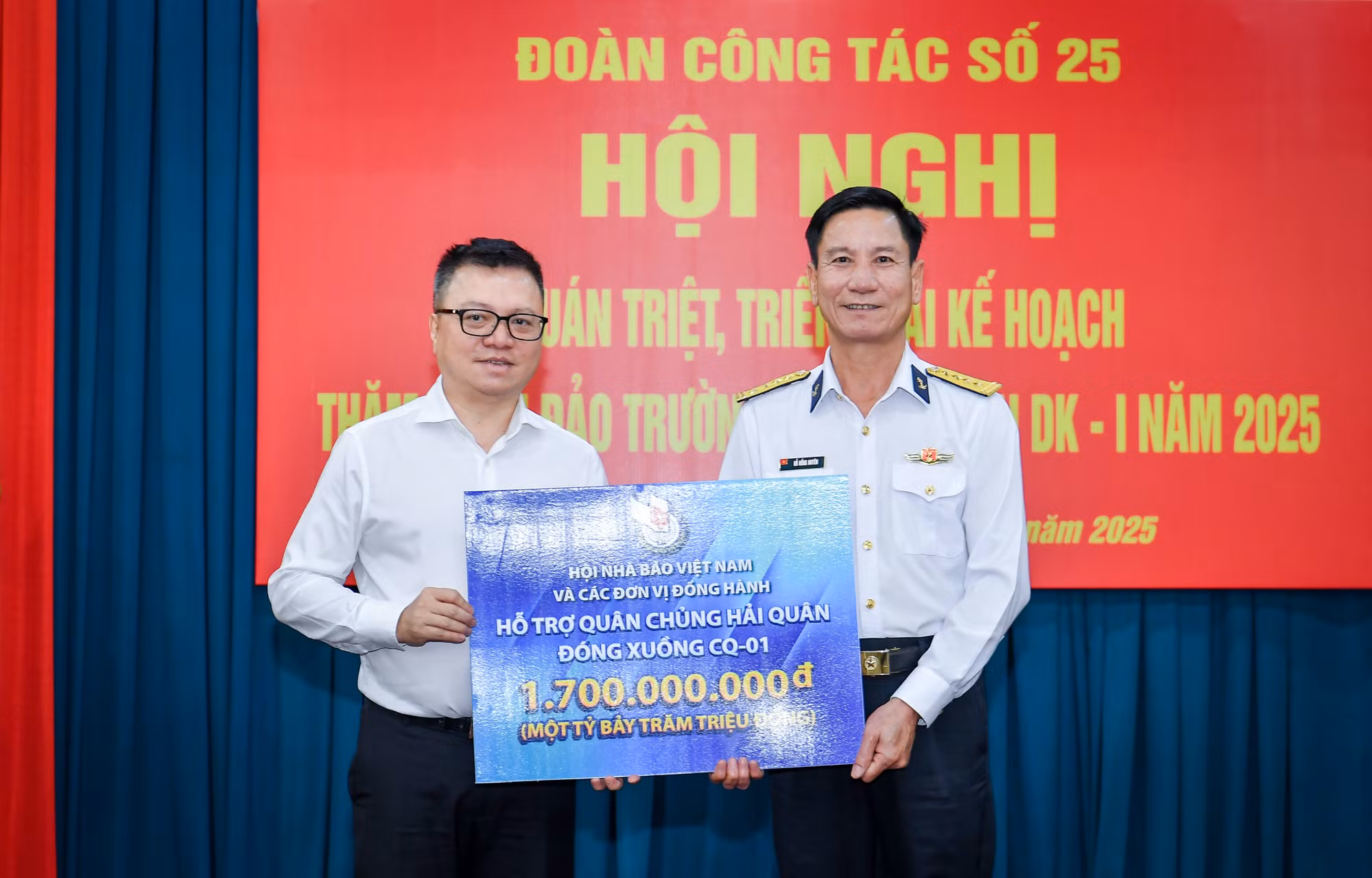 Đồng chí Lê Quốc Minh đại diện cho Hội Nhà báo Việt Nam và các đơn vị đồng hành hỗ trợ 1 tỷ 700 triệu cho Quân chủng Hải quân đóng xuồng CQ-01.