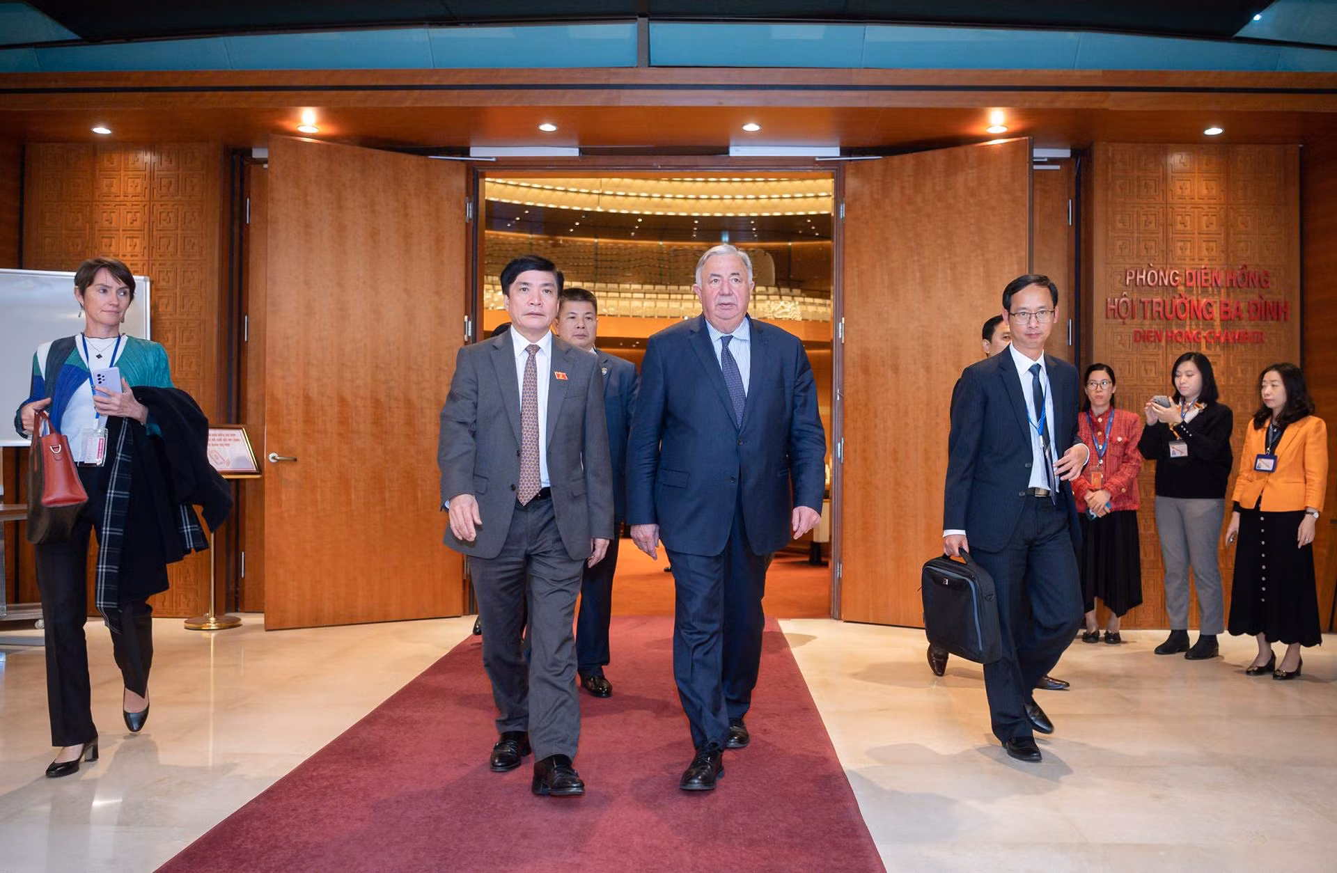 Chủ tịch Thượng viện Cộng hòa Pháp Gérard Larcher tham quan phòng họp Diên Hồng, nơi diễn ra các kỳ họp Quốc hội.