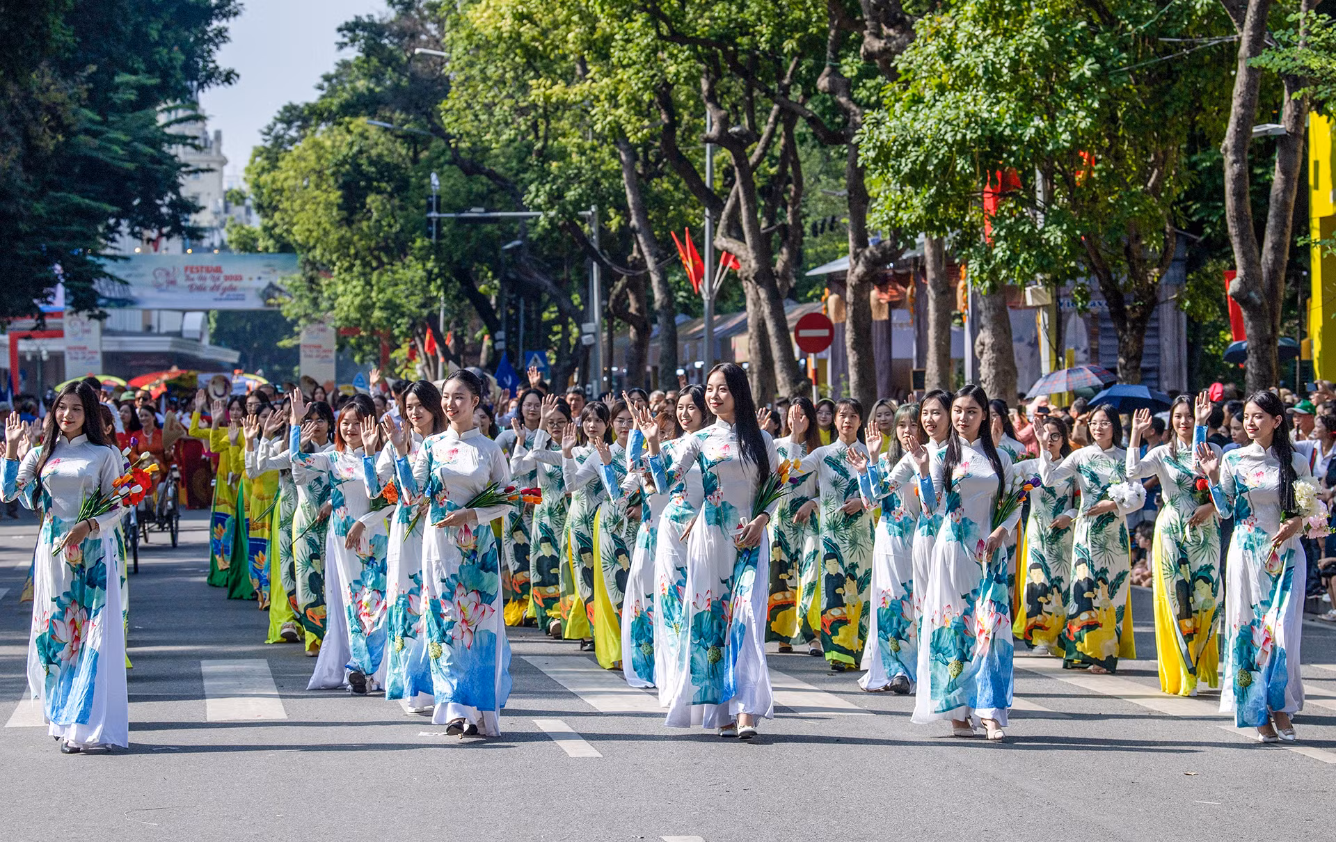 Đoàn diễu hành áo dài của Thành đoàn Hà Nội.