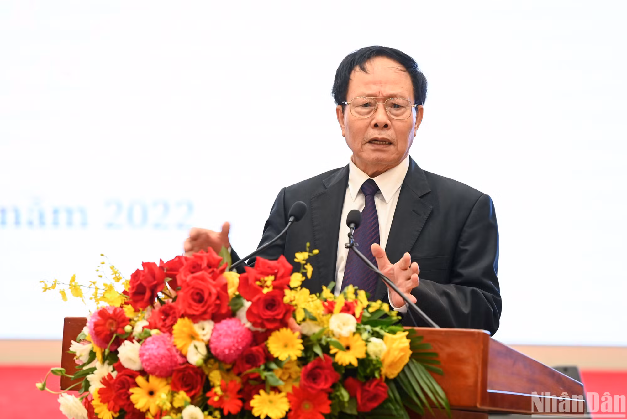Giáo sư Hồ Sĩ Quý, nguyên Viện trưởng Viện Thông tin khoa học xã Hội trình bày tham luận. (Ảnh: THÀNH ĐẠT) Giáo sư Hồ Sĩ Quý, nguyên Viện trưởng Viện Thông tin khoa học xã Hội trình bày tham luận. (Ảnh: THÀNH ĐẠT)