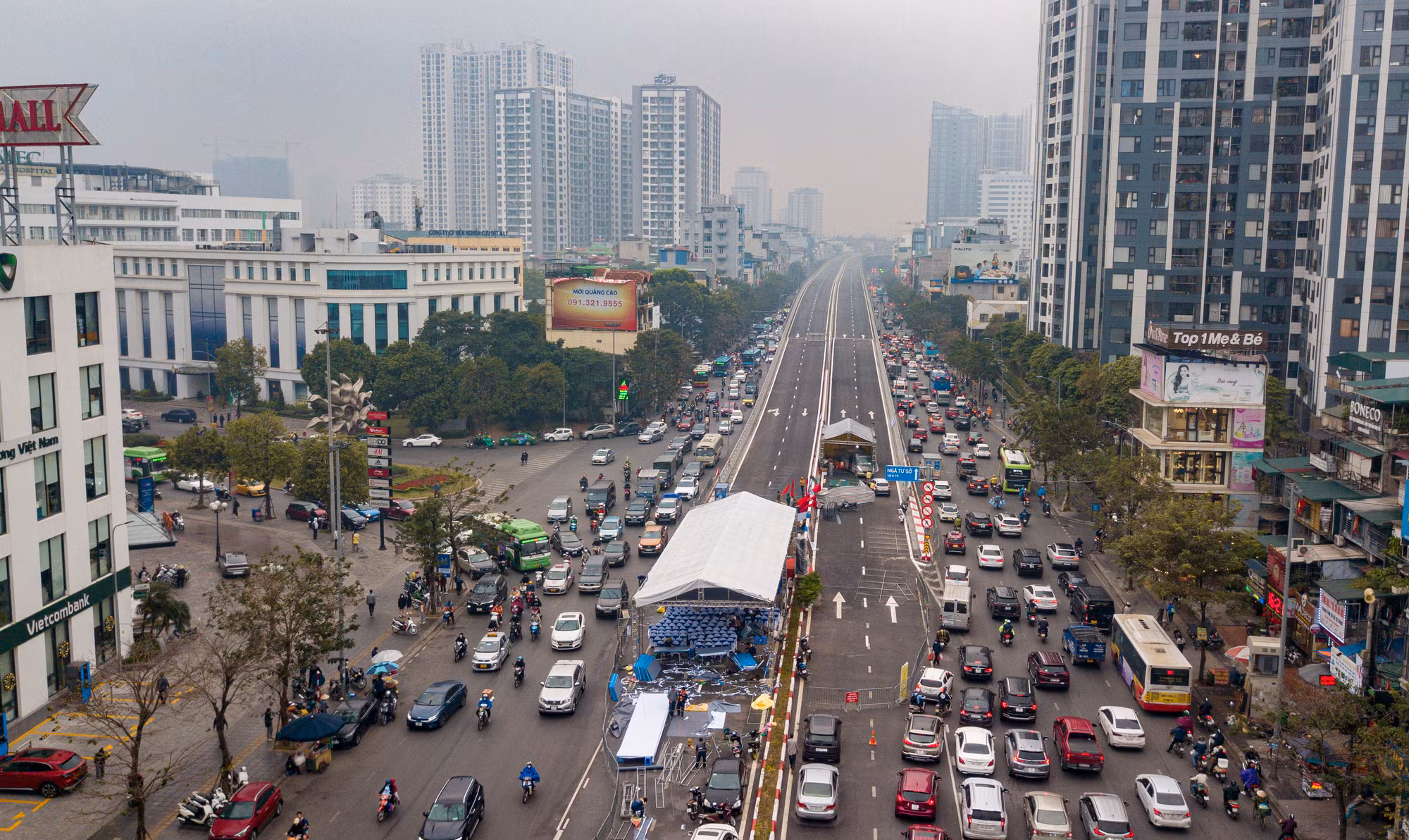 Dự án đường Vành đai 2 trên cao đoạn Vĩnh Tuy-Ngã Tư Sở, bao gồm cả tuyến đường bộ trên cao và phần mở rộng dưới thấp, có tổng vốn đầu tư hơn 9.400 tỷ đồng. Trong đó, đoạn tuyến Vành đai 2 trên cao có chiều dài hơn 5km, điểm đầu tiếp giáp phía nam cầu Vĩnh Tuy, điểm cuối tiếp giáp với nút giao Ngã Tư Sở. Phần dưới thấp dài trên 3km, điểm đầu kết nối với cầu Vĩnh Tuy, điểm cuối tại nút giao Ngã Tư Vọng.