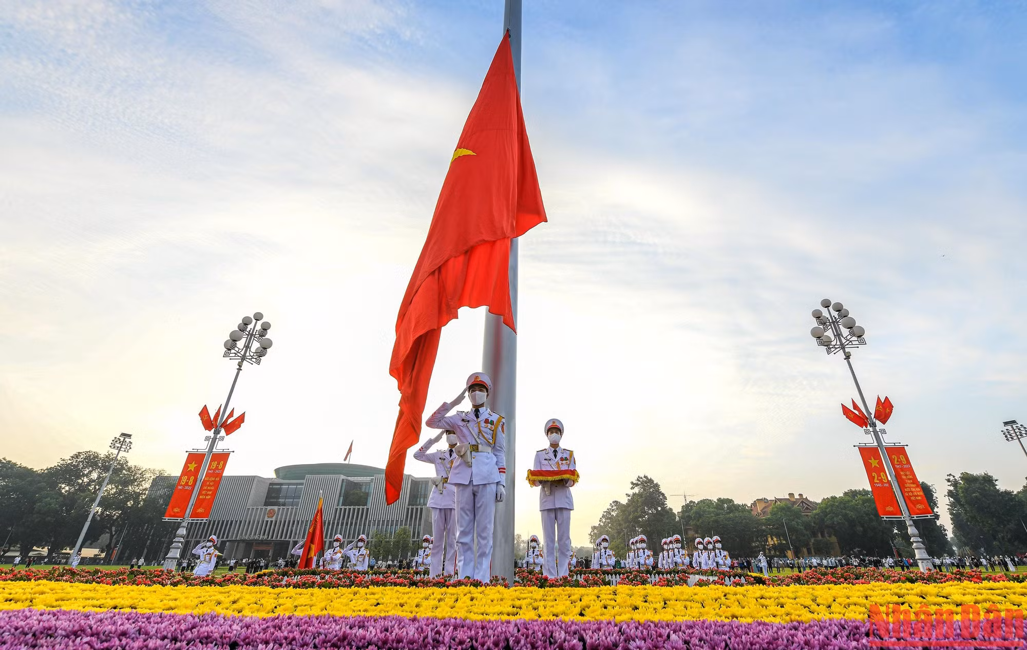 Khi Quốc ca bắt đầu thì lá cờ Tổ quốc cũng bắt đầu từ từ được kéo lên, khi kết thúc lời và nhạc của bài Quốc ca thì Quốc kỳ cũng lên đến đỉnh cột cờ. Khi Quốc ca bắt đầu thì lá cờ Tổ quốc cũng bắt đầu từ từ được kéo lên, khi kết thúc lời và nhạc của bài Quốc ca thì Quốc kỳ cũng lên đến đỉnh cột cờ.