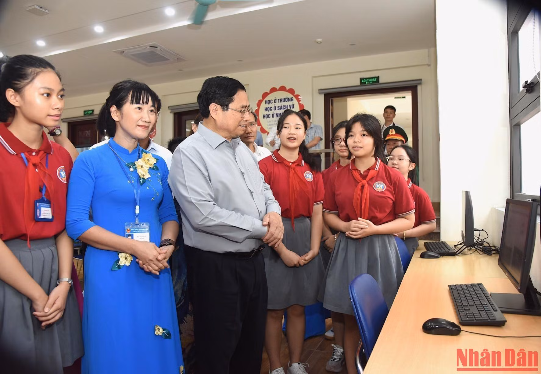 Thủ tướng Phạm Minh Chính thăm cơ sở vật chất cụm liên trường học thành phố Lào Cai.