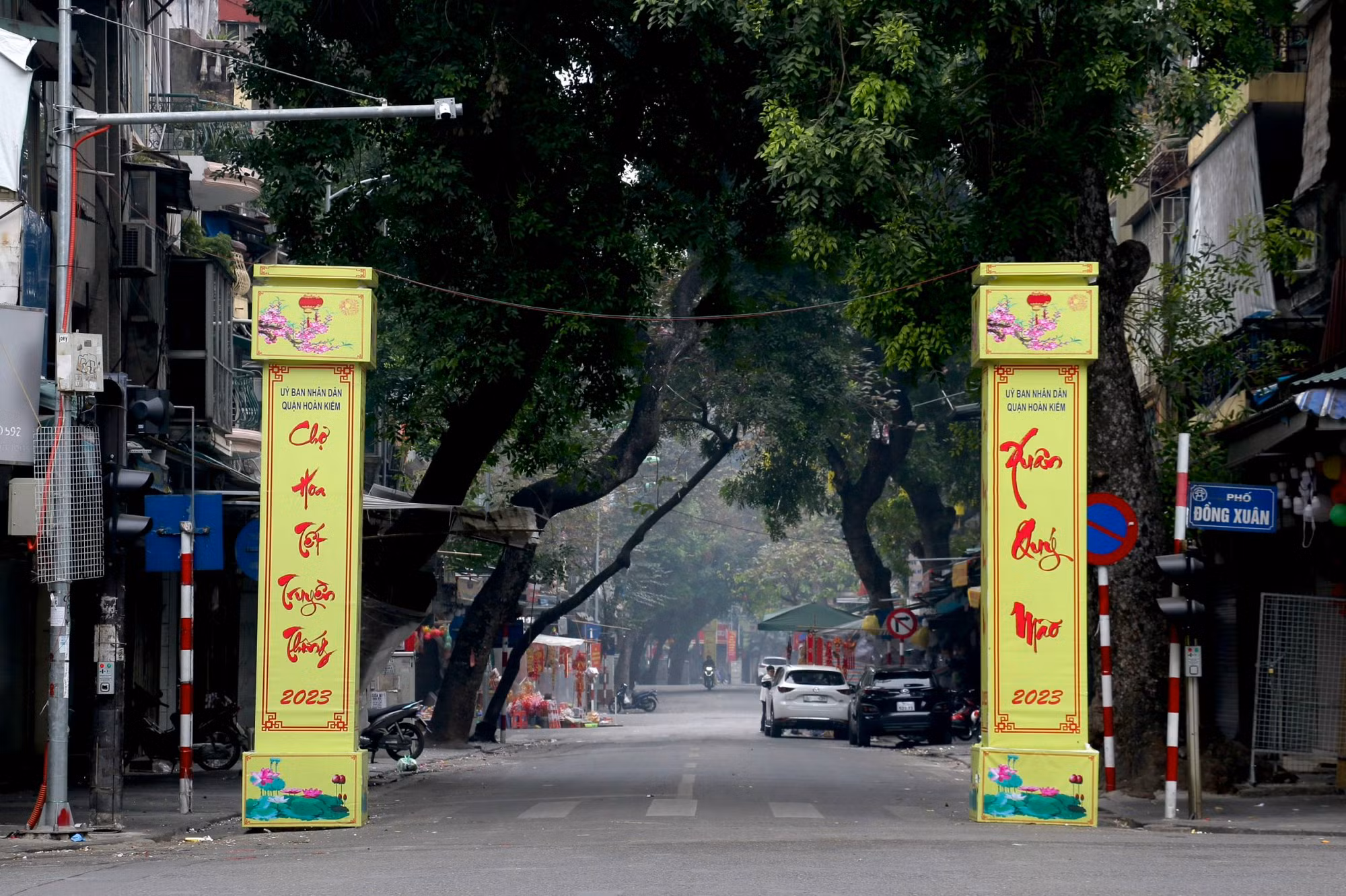 Phố Hàng Mã được trả lại sự yên bình, không còn hàng hóa bày bán, sau những ngày chợ Tết truyền thống diễn ra tại đây. (Ảnh: NHẬT QUANG)