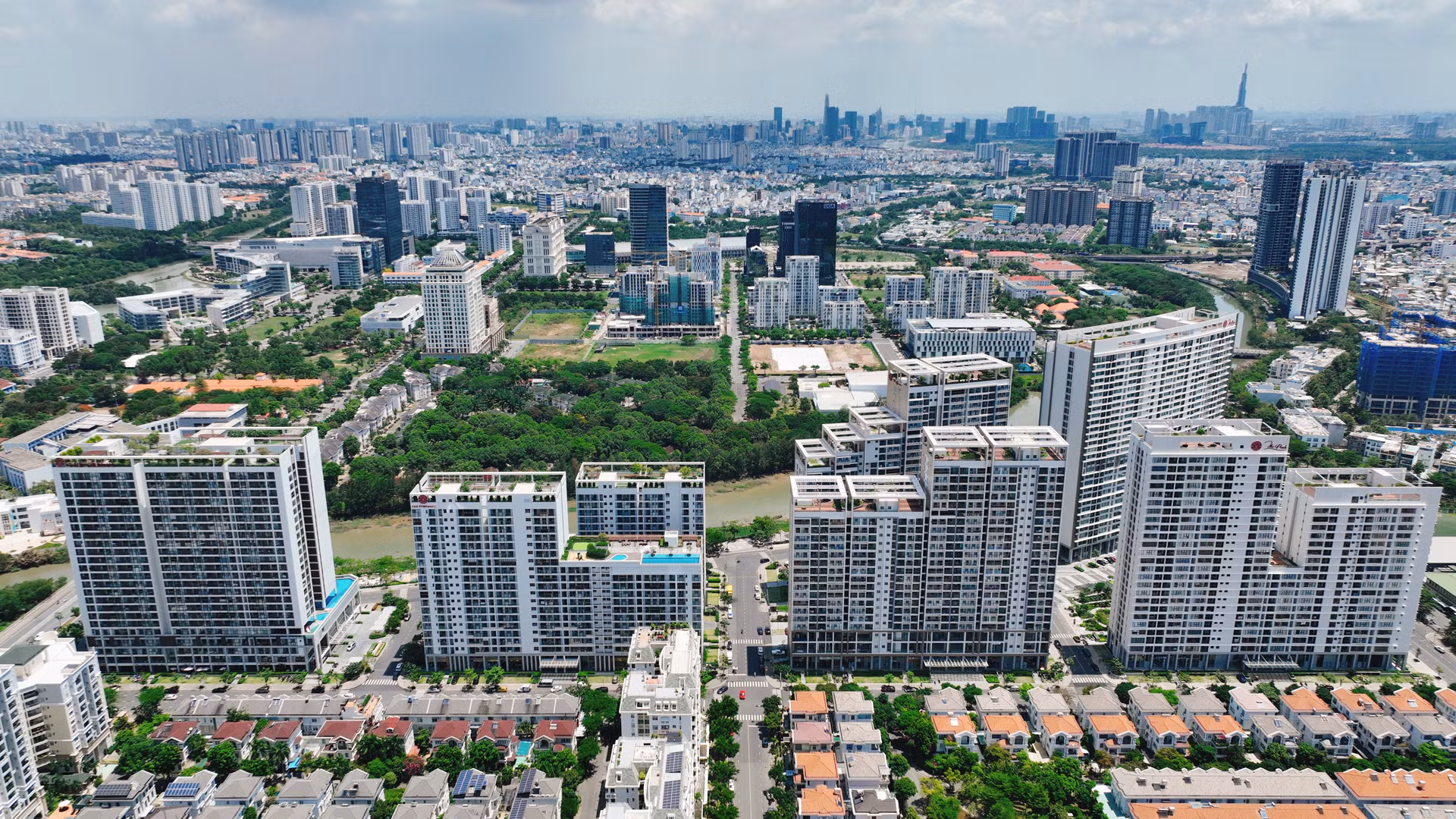 Khu đô thị Phú Mỹ Hưng (quận 7) là khu đô thị kiểu mẫu đầu tiên của cả nước. Đến nay, Phú Mỹ Hưng đã trở thành trung tâm tài chính, thương mại, dịch vụ, công nghiệp, giáo dục... phía nam Thành phố Hồ Chí Minh, Khu đô thị Phú Mỹ Hưng (quận 7) là khu đô thị kiểu mẫu đầu tiên của cả nước. Đến nay, Phú Mỹ Hưng đã trở thành trung tâm tài chính, thương mại, dịch vụ, công nghiệp, giáo dục... phía nam Thành phố Hồ Chí Minh,