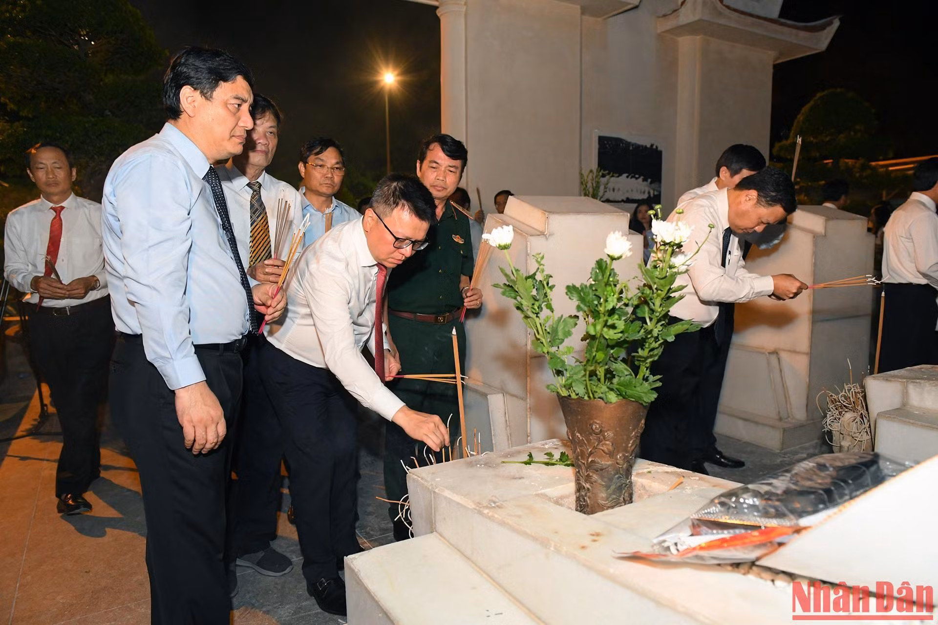 Lãnh đạo Đảng, Nhà nước dâng hương tri ân các Anh hùng, liệt sĩ tại Ngã ba Đồng Lộc ảnh 6 Lãnh đạo Đảng, Nhà nước dâng hương tri ân các Anh hùng, liệt sĩ tại Ngã ba Đồng Lộc ảnh 6