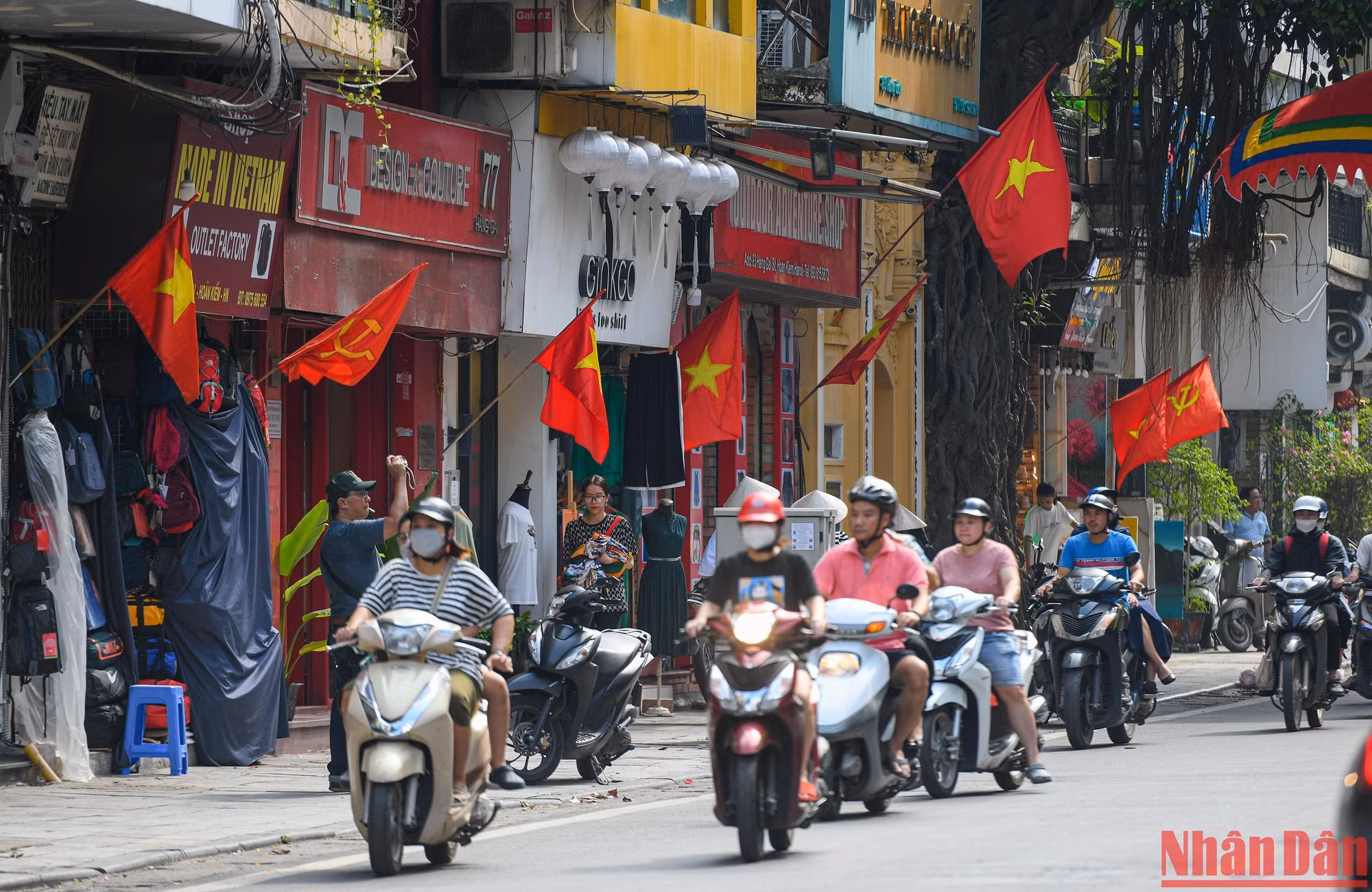 Các tuyến phố chính của Hà Nội những ngày này rợp sắc cờ đỏ sao vàng chào mừng Quốc khánh 2/9.