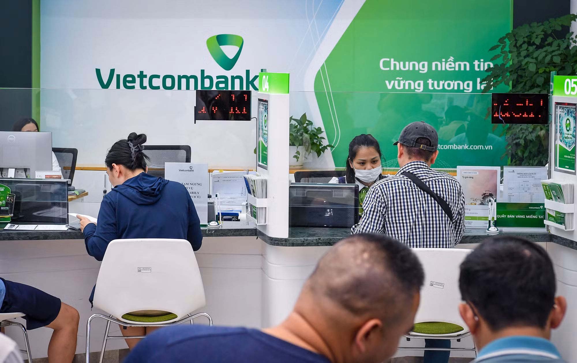 Khách có thể thanh toán bằng chuyển khoản hoặc tiền mặt, tuy nhiên ngân hàng khuyến khích thanh toán bằng chuyển khoản để dễ kiểm soát và nhanh gọn hơn.