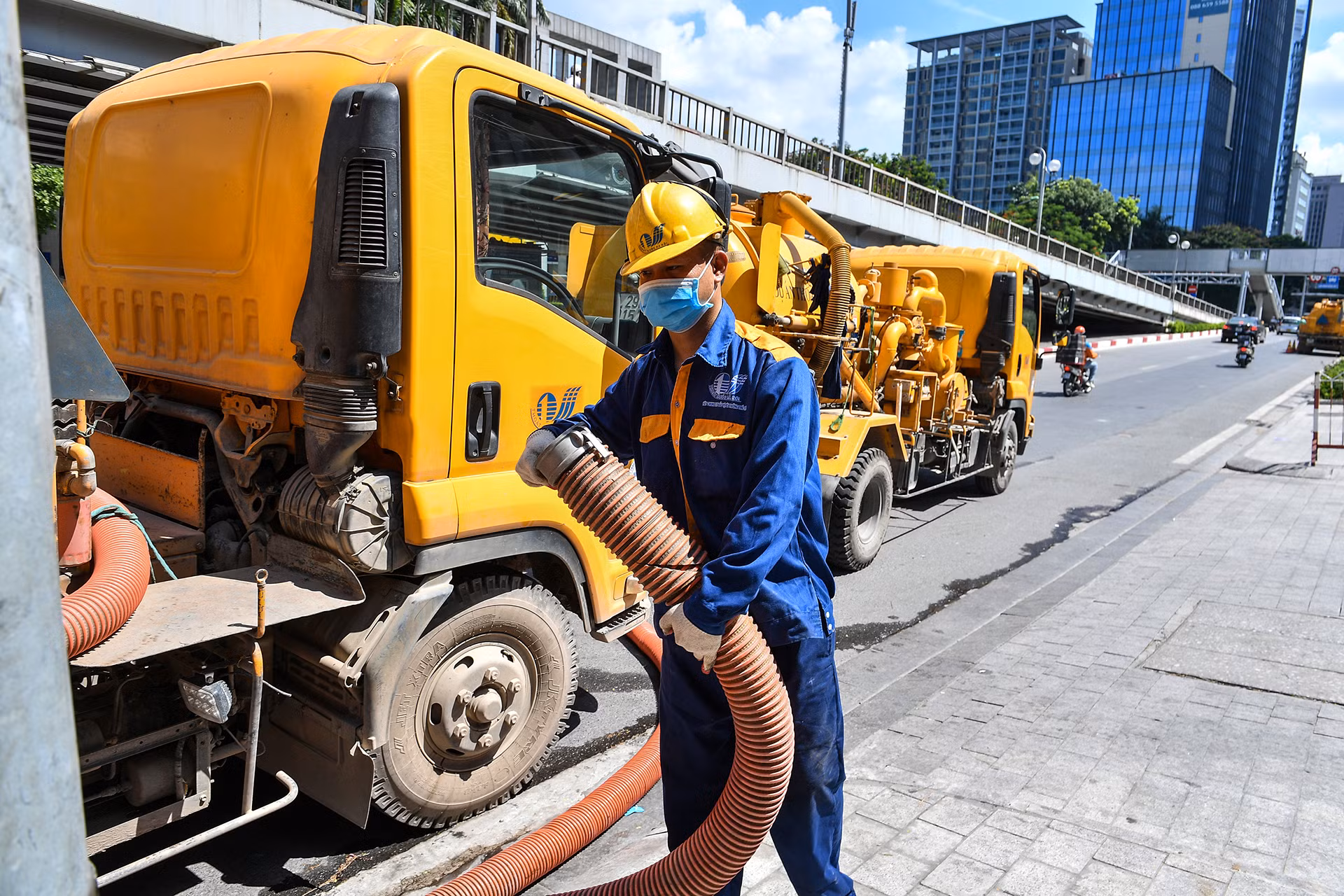 [Ảnh] Một ngày "đội nắng, hút bùn" của công nhân vệ sinh cống ngầm Hà Nội ảnh 1