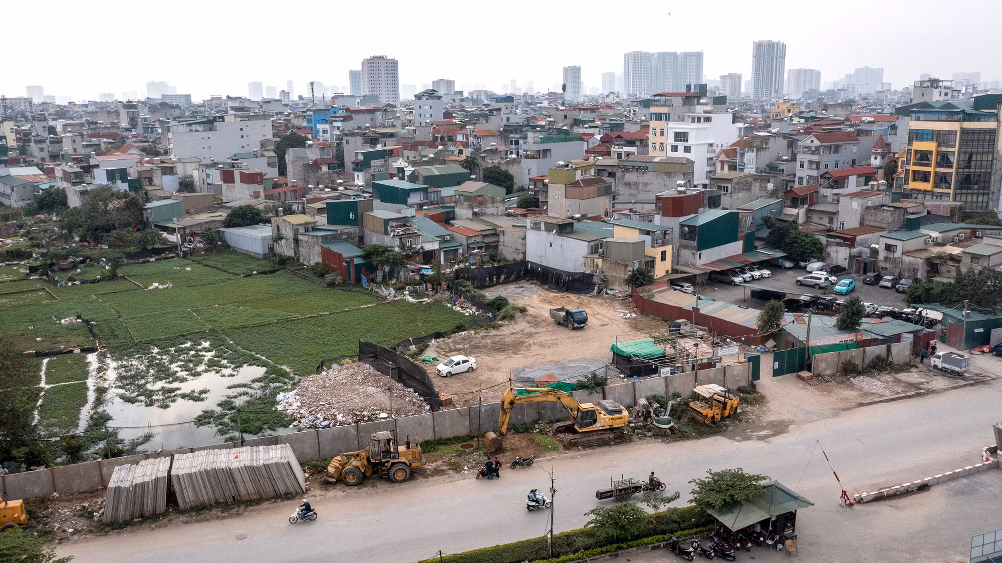 Tại phường Định Công (Hoàng Mai, Hà Nội), từ nhiều tháng qua, một bãi tập kết vật liệu xây dựng quy mô lớn đã xuất hiện và hoạt động suốt ngày đêm sát khu đông dân cư gây ô nhiễm môi trường, ô nhiễm tiếng ồn. Tại phường Định Công (Hoàng Mai, Hà Nội), từ nhiều tháng qua, một bãi tập kết vật liệu xây dựng quy mô lớn đã xuất hiện và hoạt động suốt ngày đêm sát khu đông dân cư gây ô nhiễm môi trường, ô nhiễm tiếng ồn.