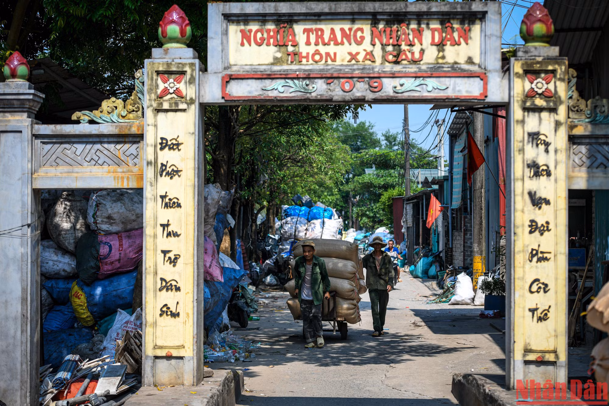 Nghề thu gom phế liệu tạo việc làm cho nhiều người, nhưng cũng gây hệ lụy là ô nhiễm, rác vứt bừa bãi, thậm chí đốt trộm. "Chính quyền xã đã tăng cường họp, nhắc nhở người dân và cử công an kiểm tra, xử phạt. Bên cạnh đó, chính quyền đã có hợp đồng vận chuyển và xử lý rác với Công ty cổ phần Công nghệ cao Hòa Bình (Lạc Thủy, Hòa Bình) nhằm hạn chế dần tình trạng ô nhiễm", ông Nguyễn Đức Nhất, Chủ tịch Ủy ban nhân dân xã Quảng Phú Cầu, cho biết. Nghề thu gom phế liệu tạo việc làm cho nhiều người, nhưng cũng gây hệ lụy là ô nhiễm, rác vứt bừa bãi, thậm chí đốt trộm. "Chính quyền xã đã tăng cường họp, nhắc nhở người dân và cử công an kiểm tra, xử phạt. Bên cạnh đó, chính quyền đã có hợp đồng vận chuyển và xử lý rác với Công ty cổ phần Công nghệ cao Hòa Bình (Lạc Thủy, Hòa Bình) nhằm hạn chế dần tình trạng ô nhiễm", ông Nguyễn Đức Nhất, Chủ tịch Ủy ban nhân dân xã Quảng Phú Cầu, cho biết.