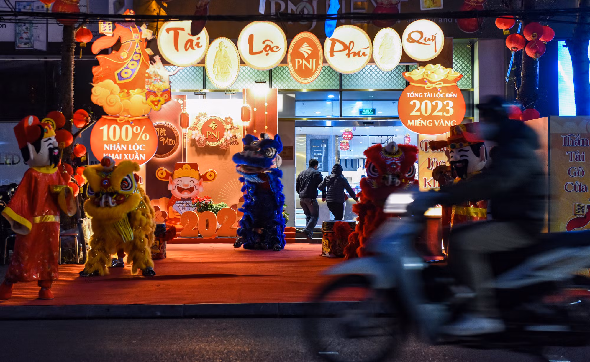 Trái ngược với cảnh đông đúc tại Bảo Tín Minh Châu, cơ sở của Công ty TNHH Vàng bạc đá quý Phú Nhuận (PNJ) trên đường Cầu Giấy khá vắng khách.