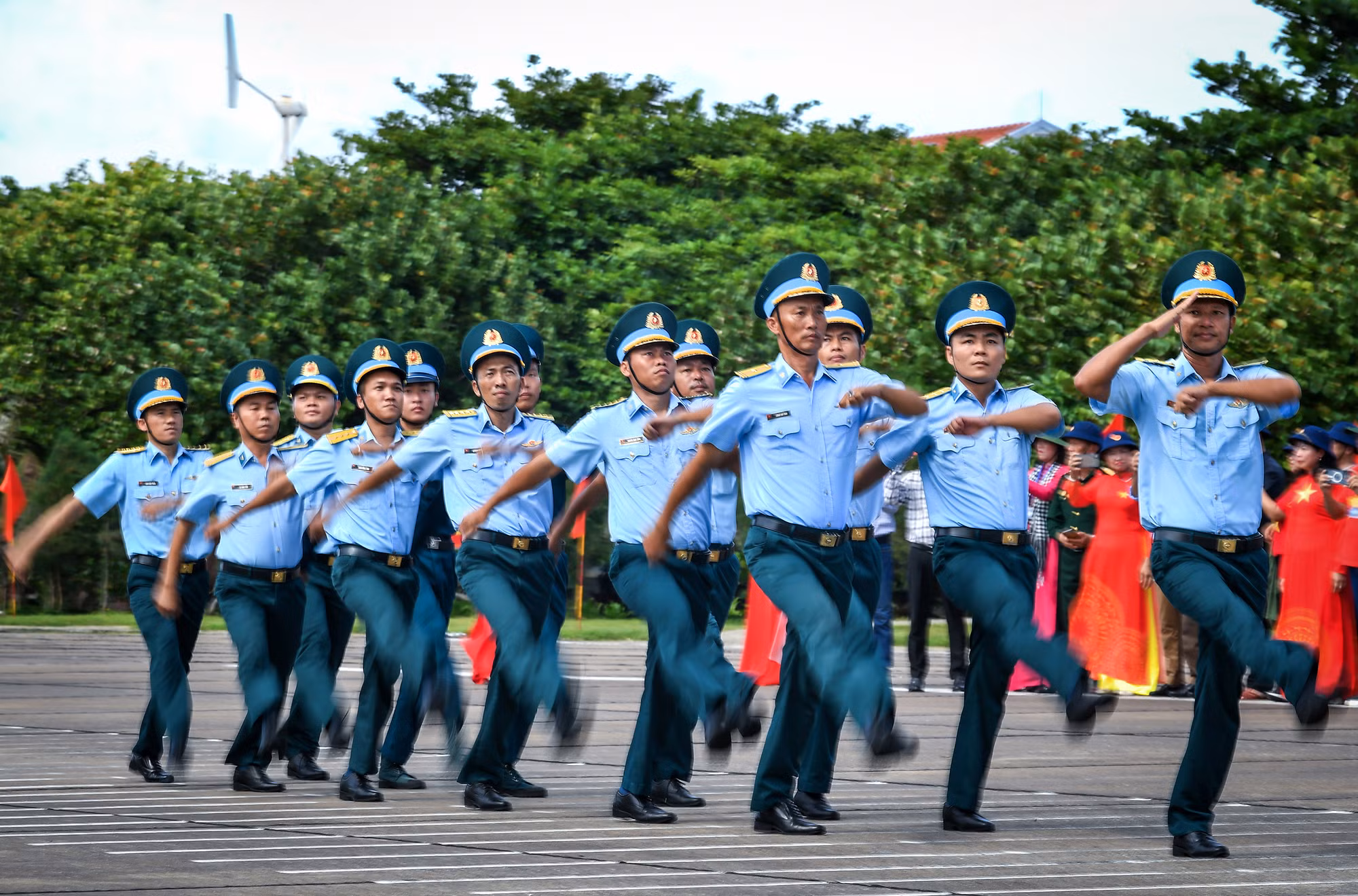 [Ảnh] Xúc động, tự hào buổi lễ chào cờ và duyệt đội ngũ trên đảo Trường Sa ảnh 15