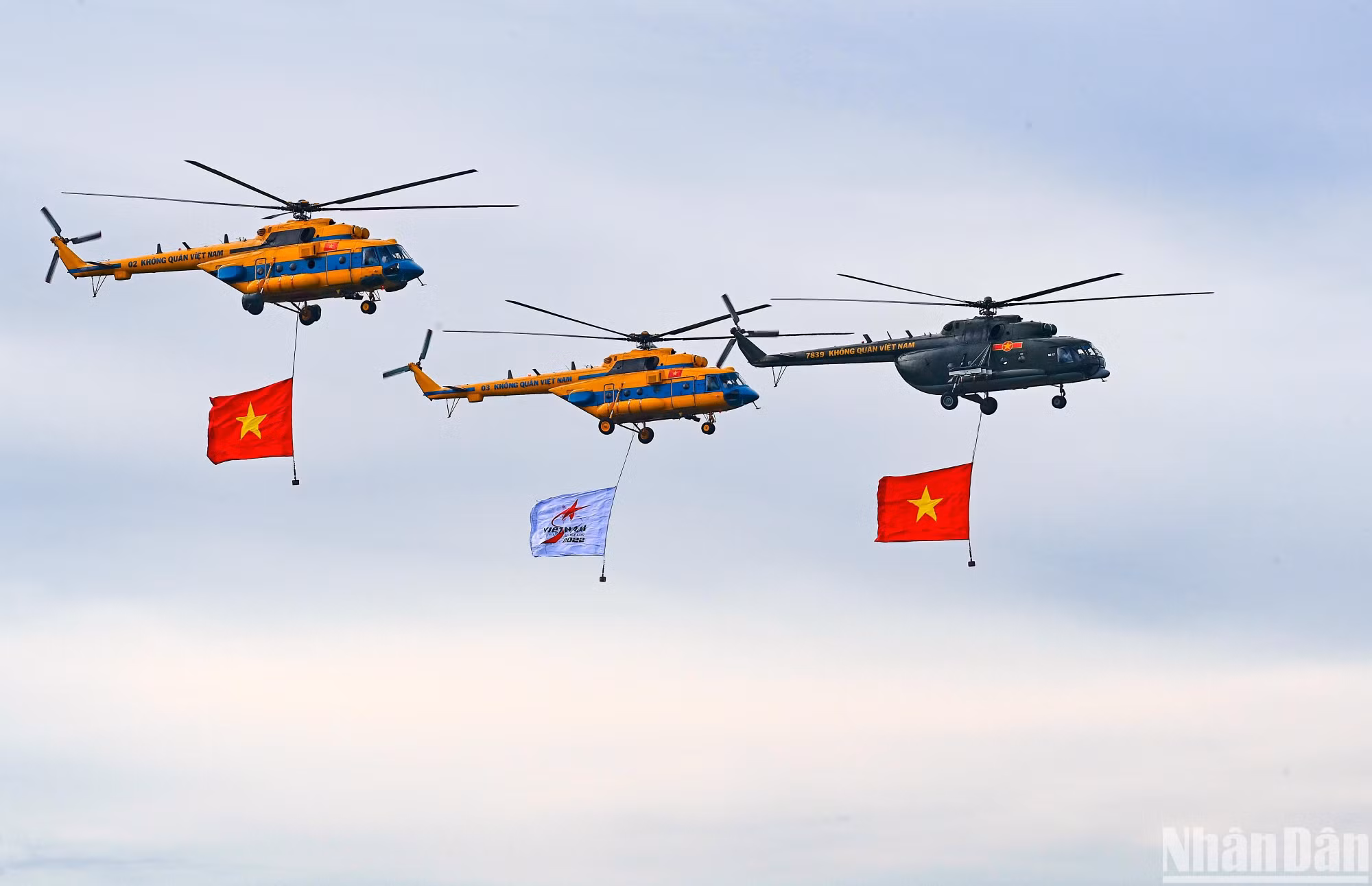 Những chiếc máy bay trực thăng MI-8 được treo quốc kỳ tung bay trên bầu trời Hà Nội. Những chiếc máy bay trực thăng MI-8 được treo quốc kỳ tung bay trên bầu trời Hà Nội.