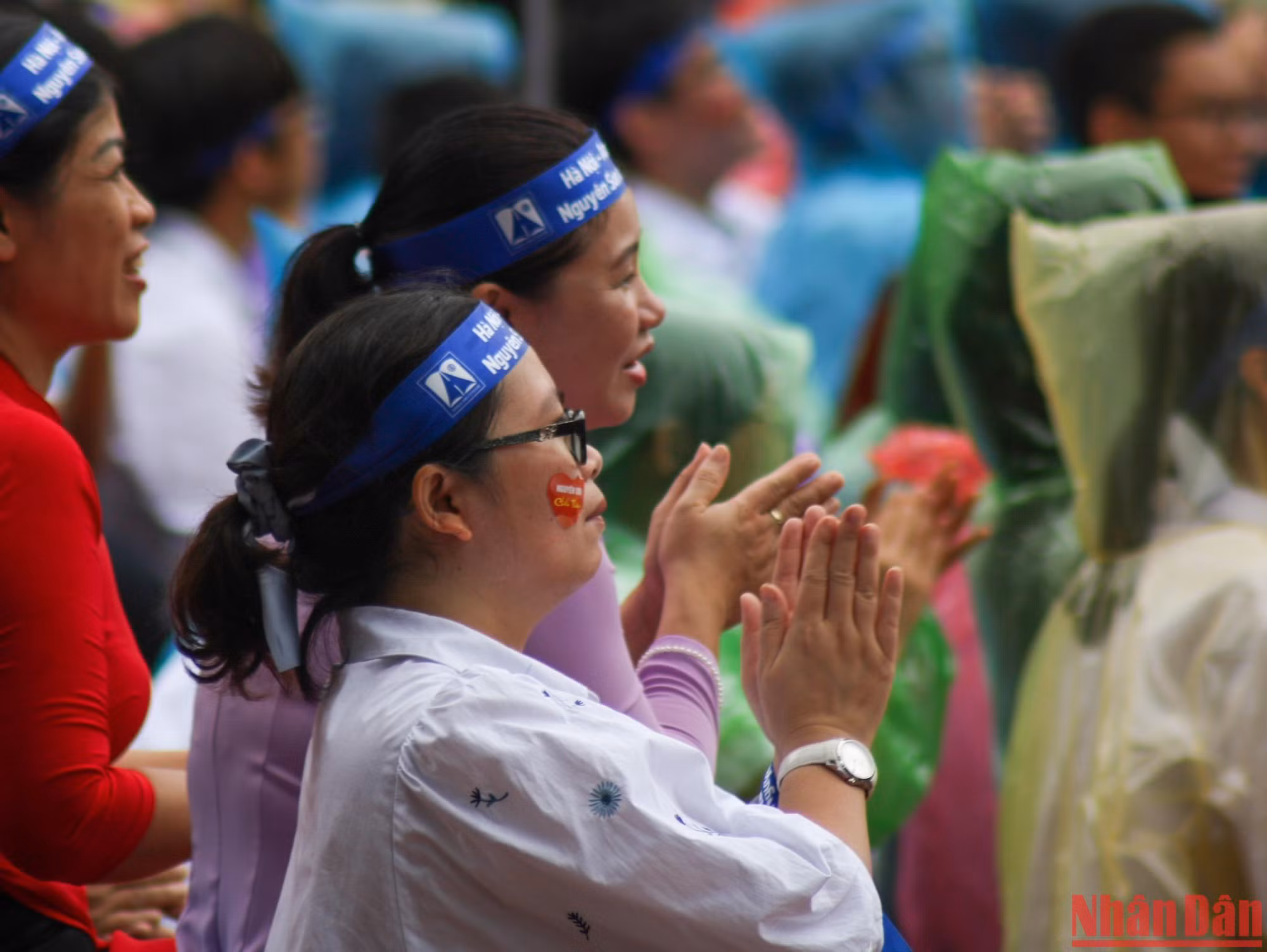 Sáng nay, thời tiết Hà Nội có mưa nhỏ từng đợt nhưng các cô giáo cùng học sinh Trường THPT chuyên Hà Nội-Amsterdam "đội mưa" cổ vũ cho các thí sinh. (Ảnh: Nhật Quang) Sáng nay, thời tiết Hà Nội có mưa nhỏ từng đợt nhưng các cô giáo cùng học sinh Trường THPT chuyên Hà Nội-Amsterdam "đội mưa" cổ vũ cho các thí sinh. (Ảnh: Nhật Quang)