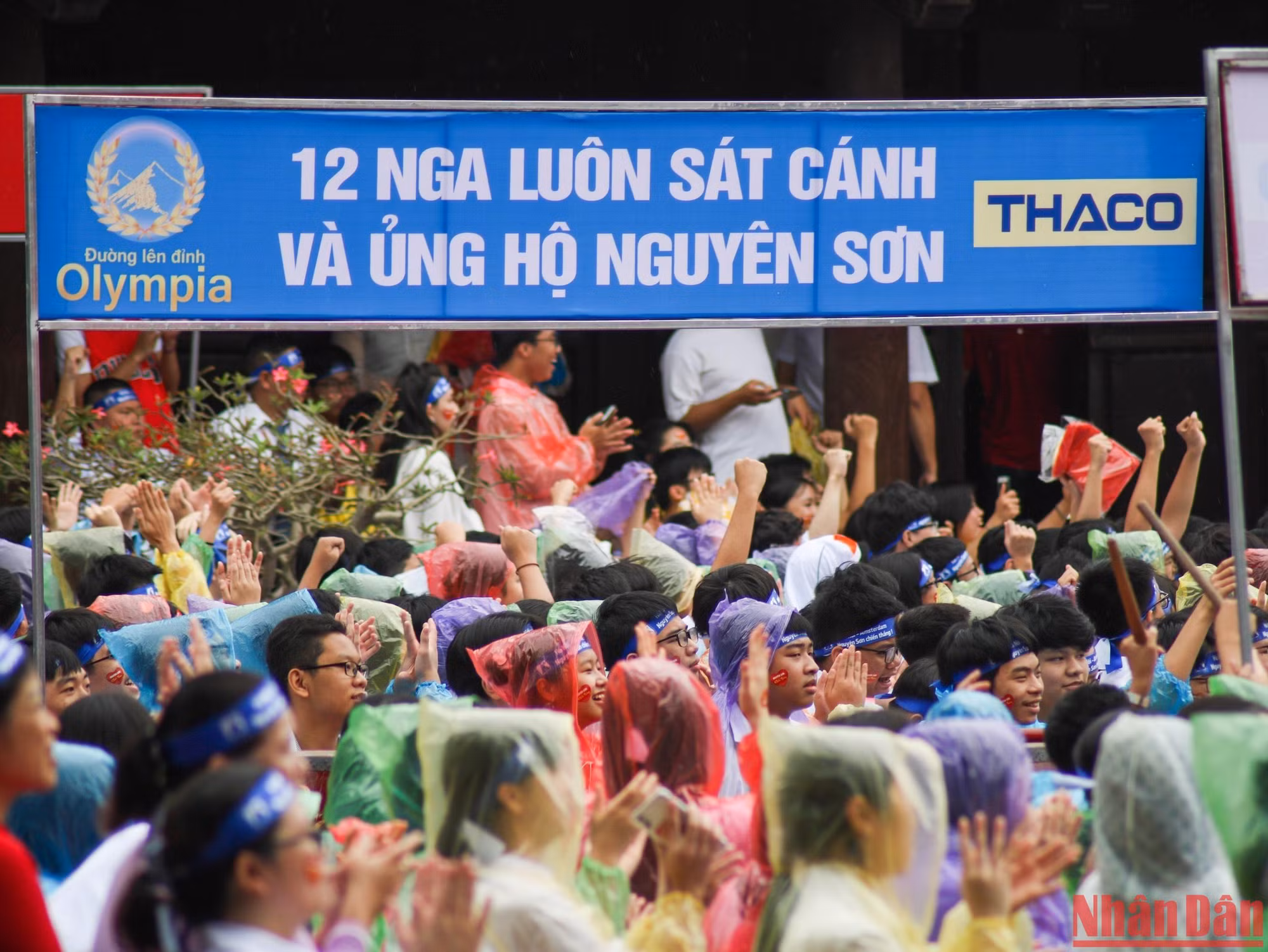 Các học sinh Trường THPT chuyên Hà Nội-Amsterdam "đội mưa" hò reo cổ vũ cho Nguyên Sơn. (Ảnh: Nhật Quang) Các học sinh Trường THPT chuyên Hà Nội-Amsterdam "đội mưa" hò reo cổ vũ cho Nguyên Sơn. (Ảnh: Nhật Quang)
