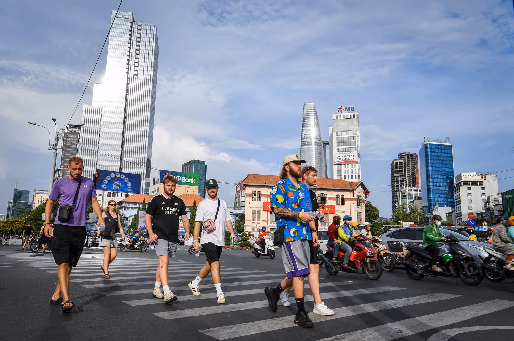 Về du lịch, Thành phố Hồ Chí Minh phấn đấu trở thành điểm đến hàng đầu tại châu Á với hình ảnh thành phố “Cởi mở-Trẻ trung-Sống động-Hứng khởi-Hướng về tương lai”. Về du lịch, Thành phố Hồ Chí Minh phấn đấu trở thành điểm đến hàng đầu tại châu Á với hình ảnh thành phố “Cởi mở-Trẻ trung-Sống động-Hứng khởi-Hướng về tương lai”.