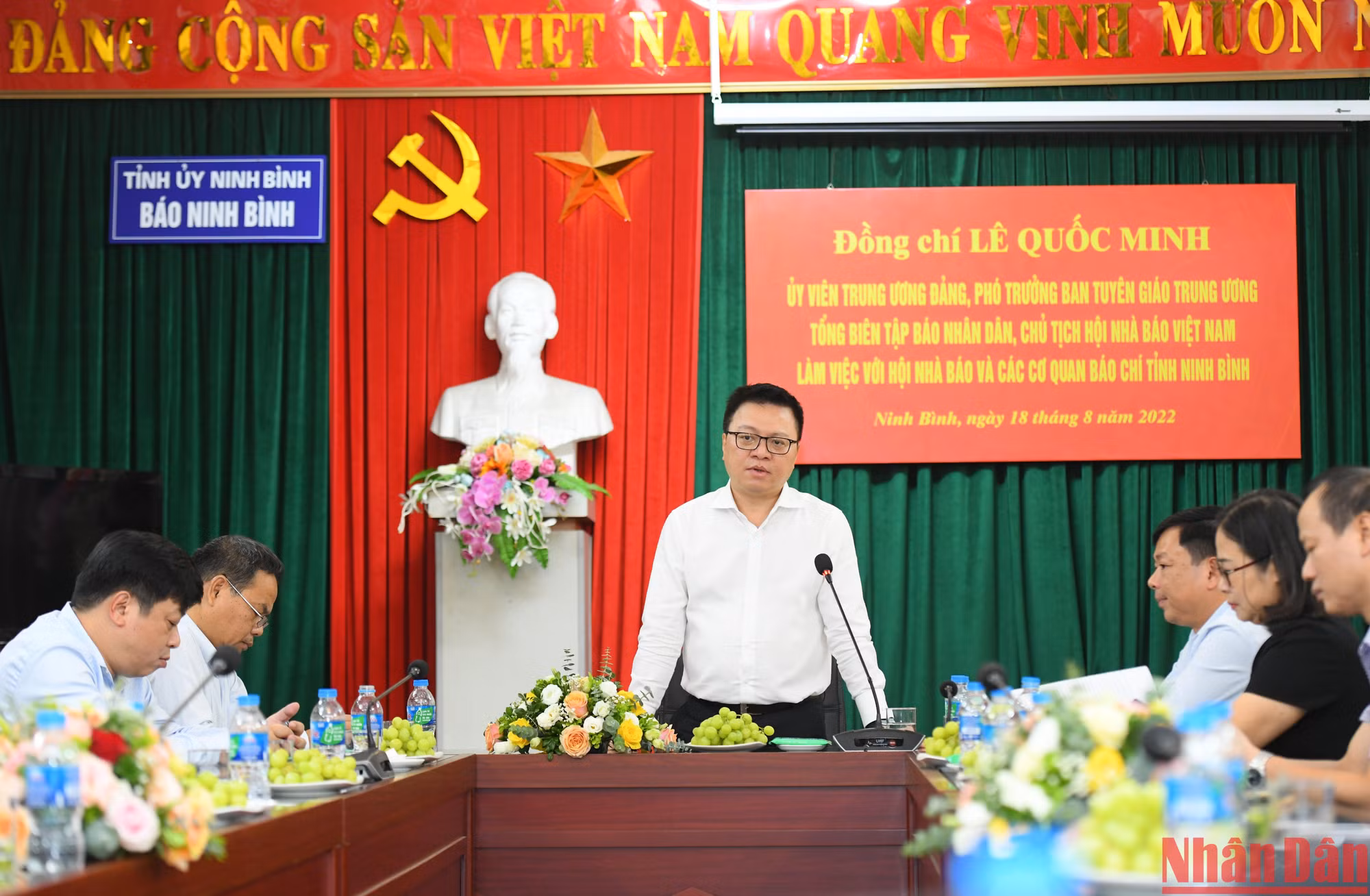 Tổng Biên tập Báo Nhân Dân Lê Quốc Minh chia sẻ những khó khăn mà Hội Nhà báo và các cơ quan báo chí của tỉnh đang gặp phải và cho biết Hội Nhà báo Việt Nam, Báo Nhân Dân đã và sẽ tiếp tục có những việc làm cụ thể để hỗ trợ, phối hợp với Hội Nhà báo, cơ quan báo chí địa phương trong trao đổi thông tin, kỹ năng làm báo hiện đại, nâng cao chất lượng các sản phẩm báo chí, nâng cao hiệu quả tuyên truyền.