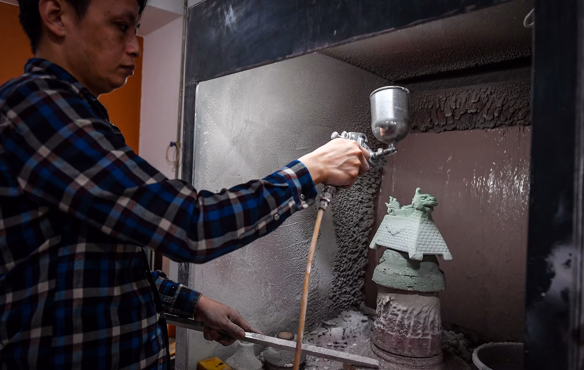 Ở công đoạn tiếp theo, mẫu vật sau khi đạt độ khô tiêu chuẩn sẽ được đưa vào phủ màu. Ở công đoạn tiếp theo, mẫu vật sau khi đạt độ khô tiêu chuẩn sẽ được đưa vào phủ màu.