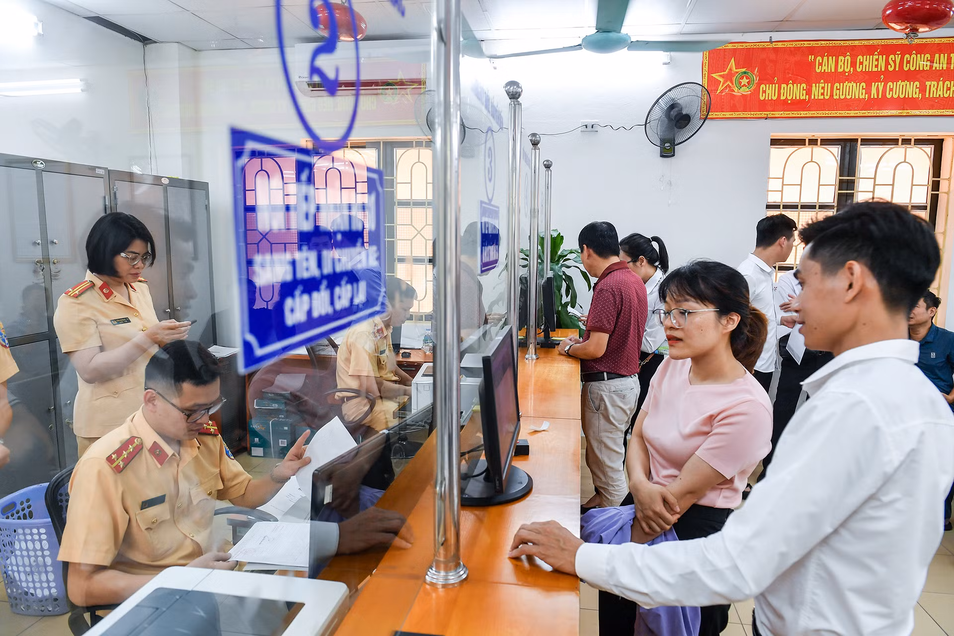 Theo Trung tá Tạ Quang Minh - Tổ trưởng Cơ sở đăng ký xe số 2, trường hợp xe hết niên hạn sử dụng, hư hỏng hoặc chuyển quyền sở hữu, biển số xe đó được cơ quan đăng ký thu hồi và cấp lại khi chủ xe đăng ký xe khác thuộc sở hữu của mình. Biển số được lưu giữ lại cho chủ xe trong 5 năm, kể từ ngày thu hồi đăng ký, biển số. Quá thời hạn trên, nhà chức trách sẽ thu hồi đưa vào kho số để thực hiện đăng ký cho xe khác.