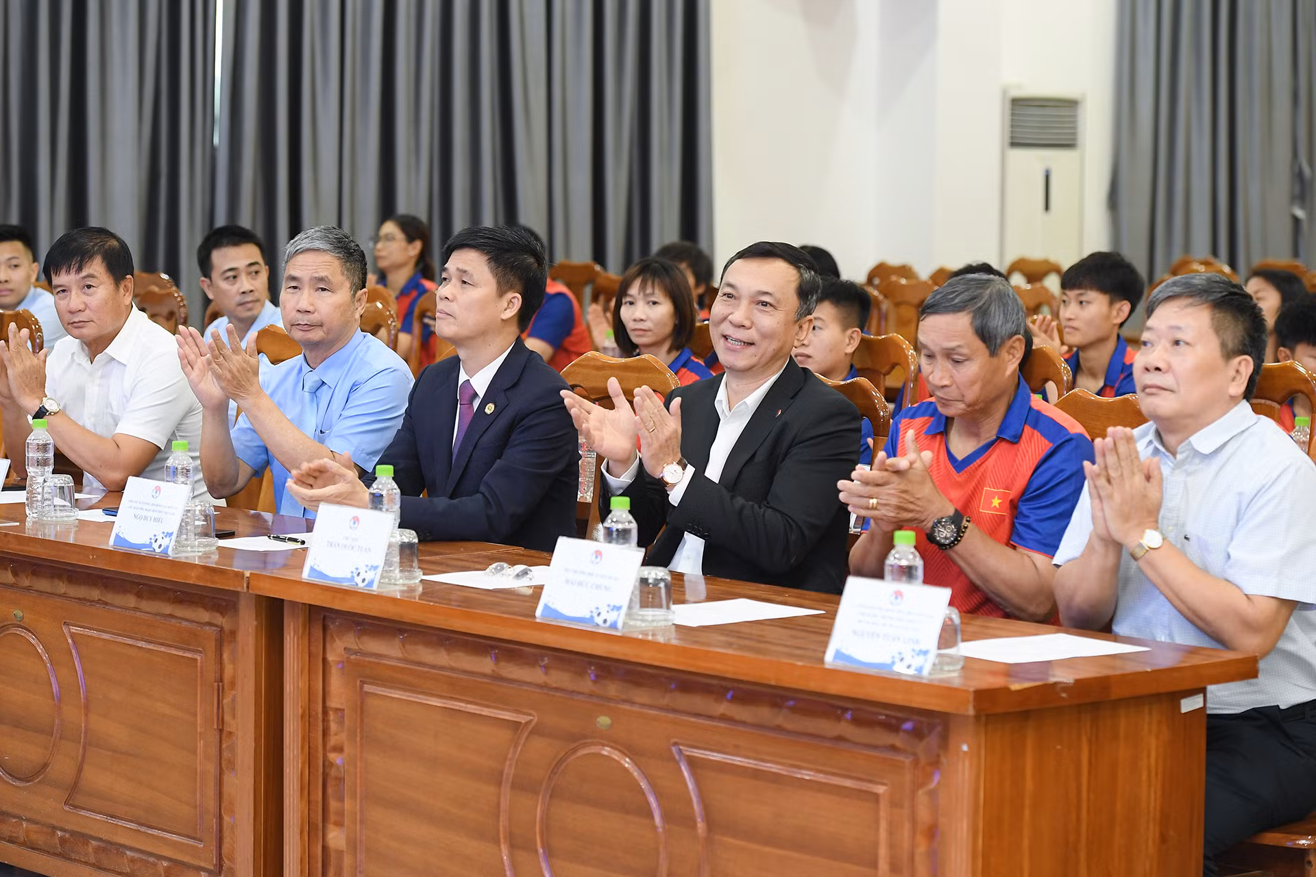Các đại biểu dự buổi lễ Các đại biểu dự buổi lễ