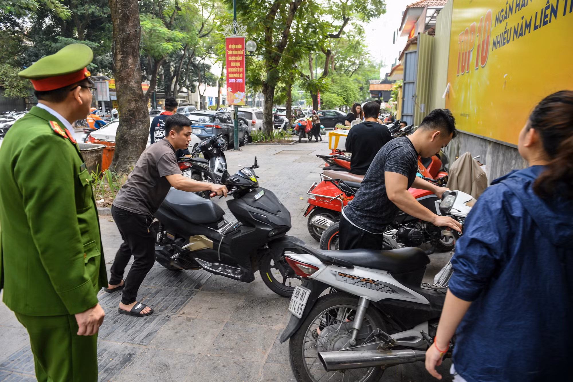 [Ảnh] Hà Nội kiểm tra, xử lý tình trạng lấn chiếm vỉa hè, lòng đường ảnh 8