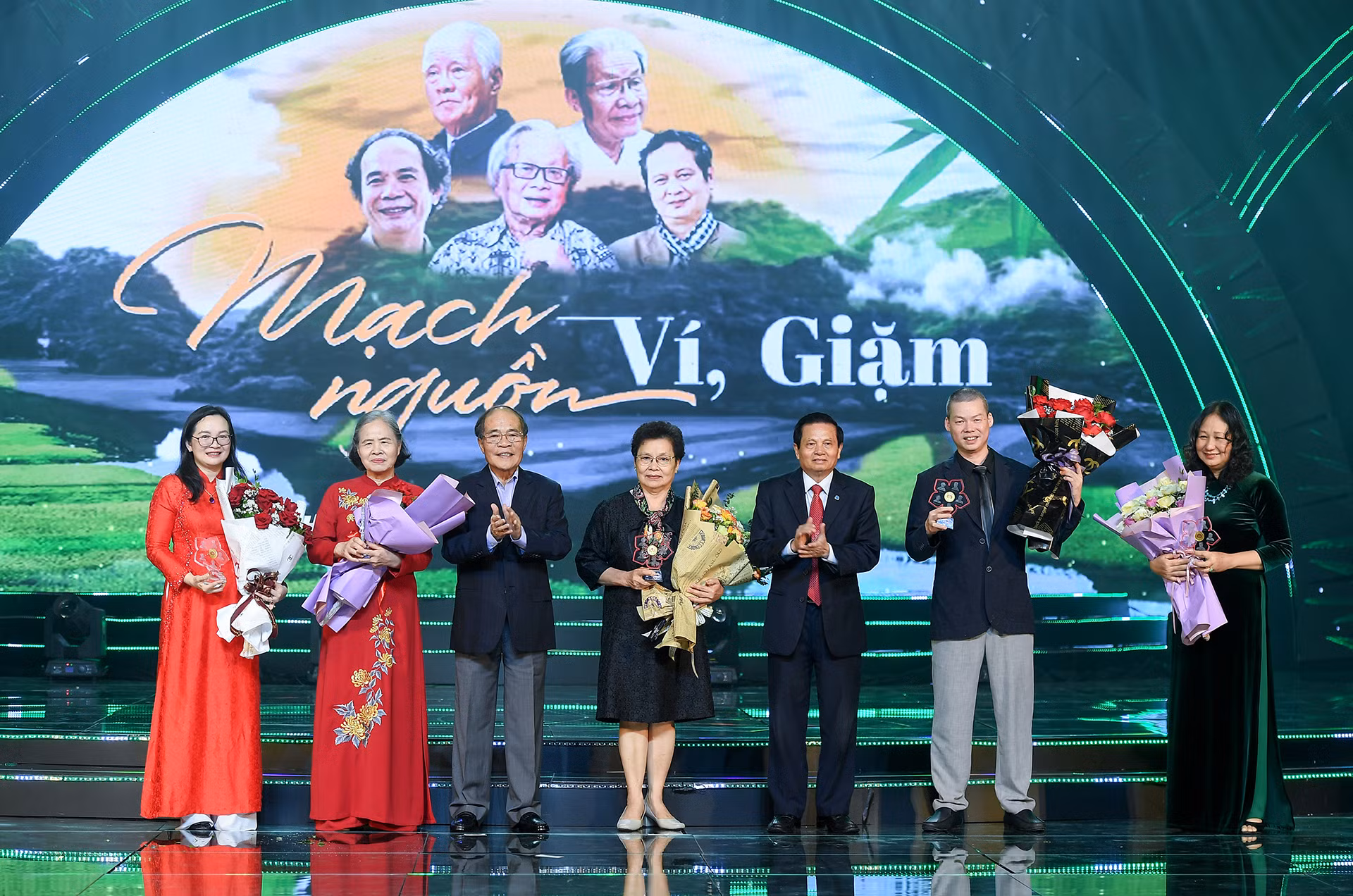 [Ảnh] Đêm nhạc "Mạch nguồn ví, giặm" ảnh 3