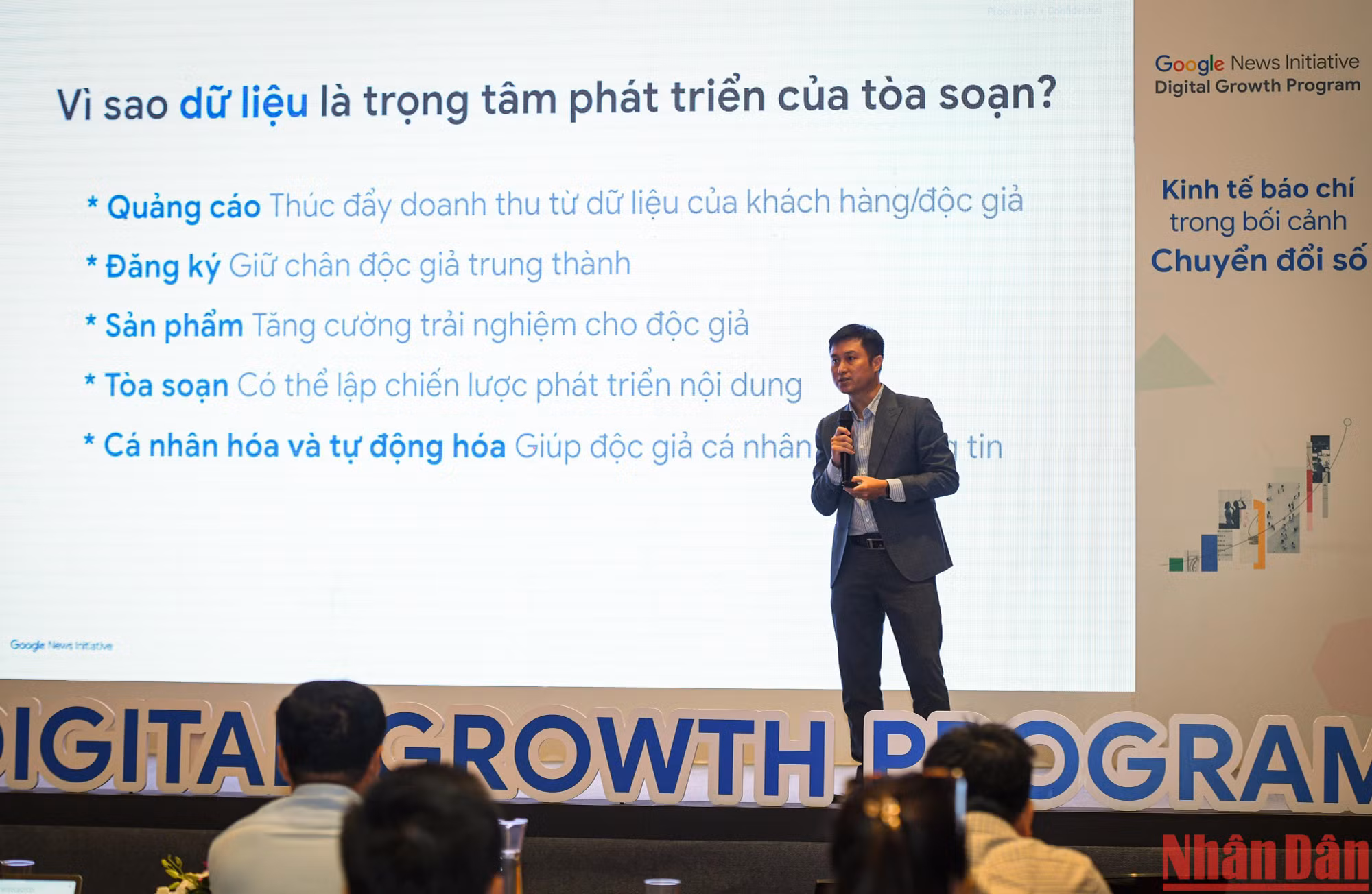 Ông Nguyễn Hoàng Nhật, Phó Tổng Biên tập Báo điện tử VietnamPlus trình bày chủ đề "Xây dựng nền tảng để chuyển đổi mô hình kinh doanh theo hướng dữ liệu".