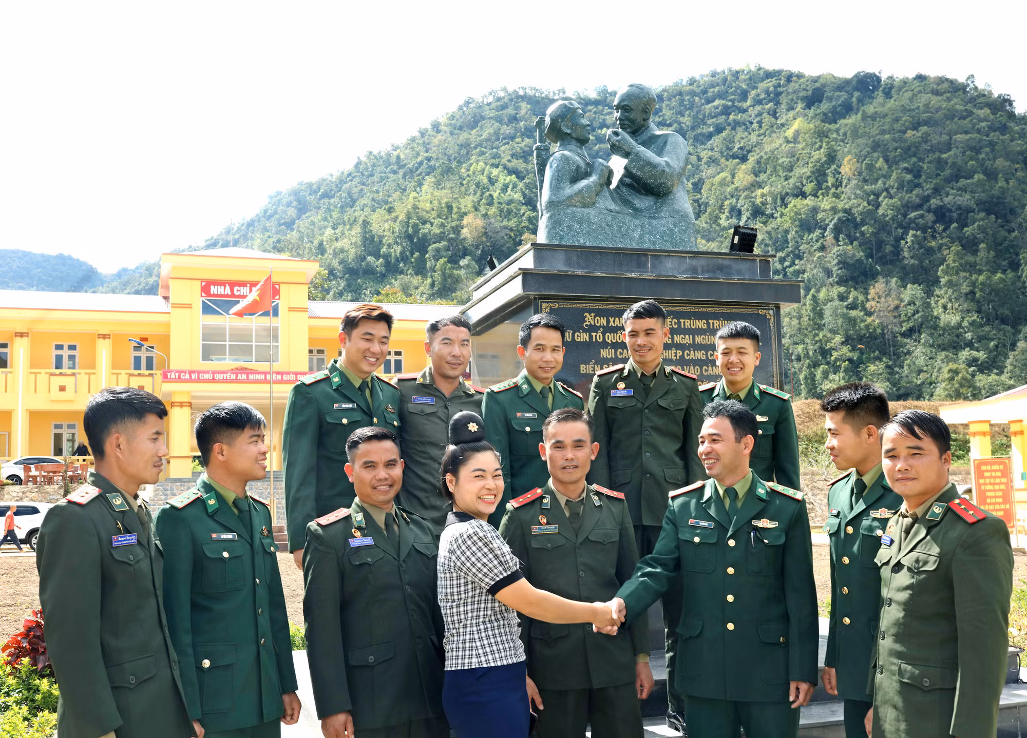 Gặp gỡ bên biểu tượng Bác Hồ với chiến sĩ bộ đội biên phòng.