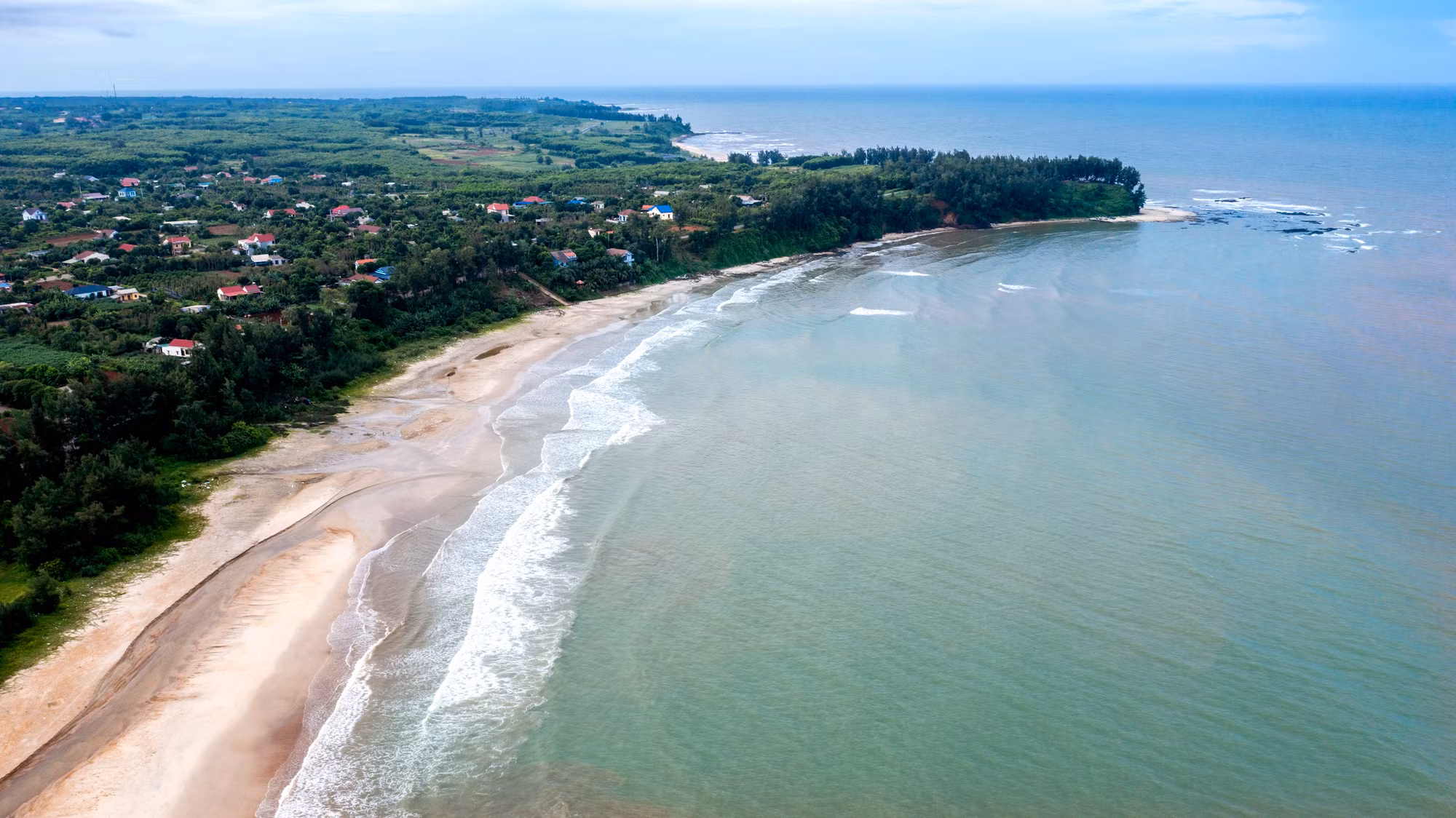 Biển Cửa Tùng nằm cách thành phố Đông Hà chỉ khoảng 30km, đặc biệt rất dễ di chuyển.