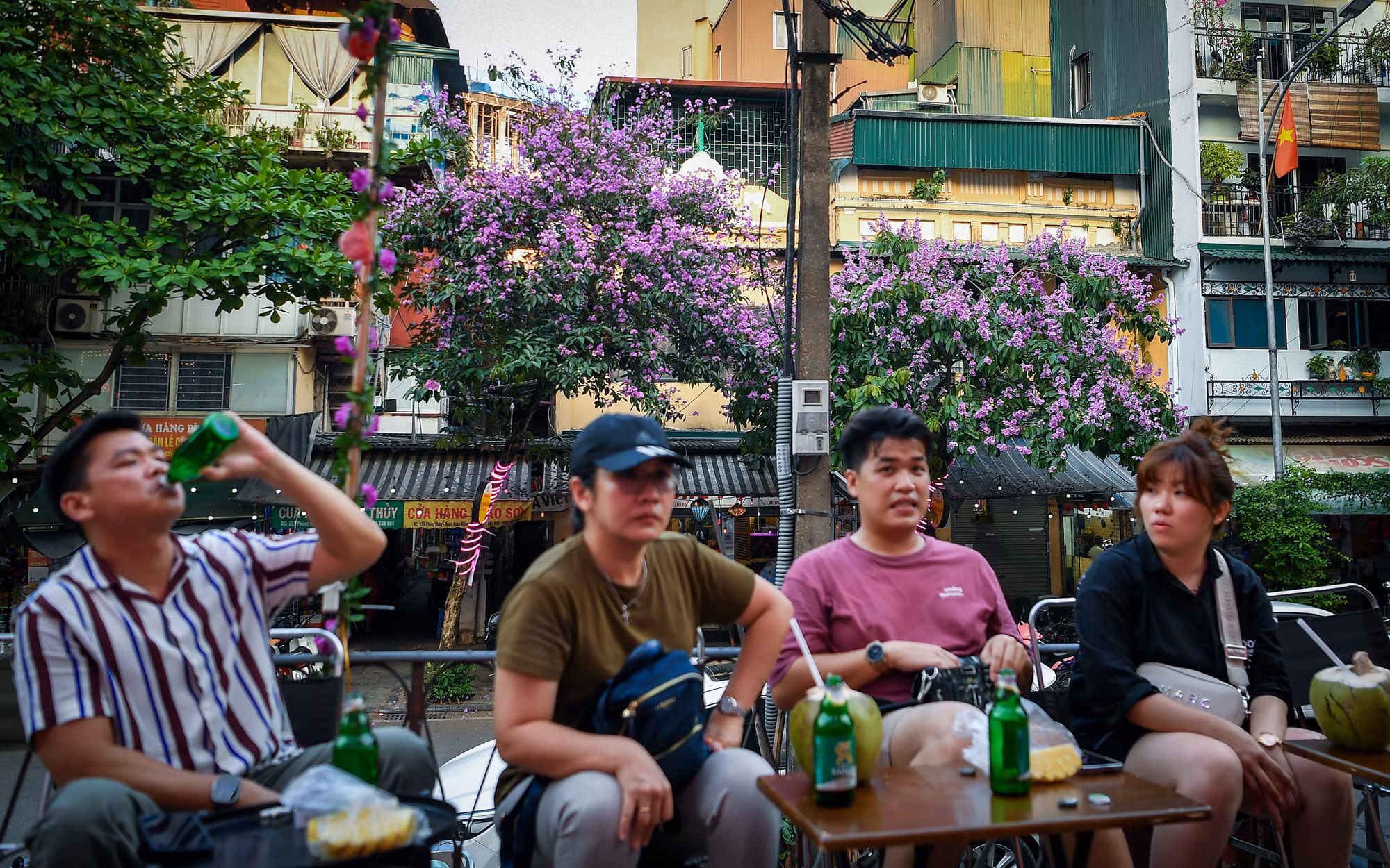 Khách du lịch "chill chill" cùng bạn bè trên phố đường tàu Phùng Hưng ngắm hoa bằng lăng. Khách du lịch "chill chill" cùng bạn bè trên phố đường tàu Phùng Hưng ngắm hoa bằng lăng.