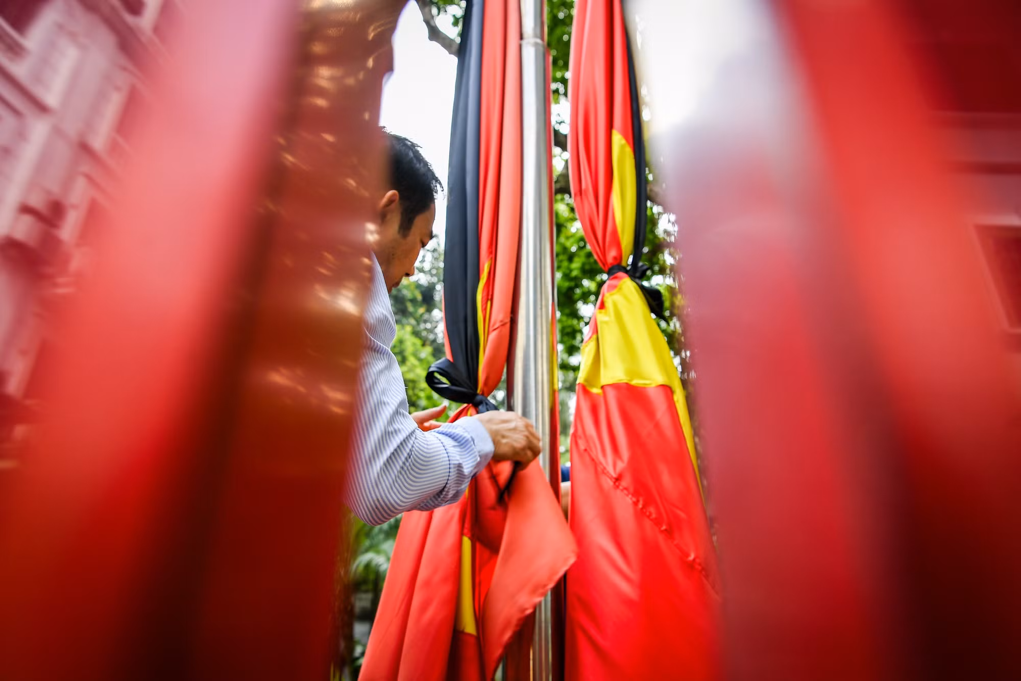 Treo cờ rủ trước ngày Quốc tang thể hiện sự kính trọng, yêu mến của người dân đối với cố Tổng Bí thư Nguyễn Phú Trọng. Treo cờ rủ trước ngày Quốc tang thể hiện sự kính trọng, yêu mến của người dân đối với cố Tổng Bí thư Nguyễn Phú Trọng.