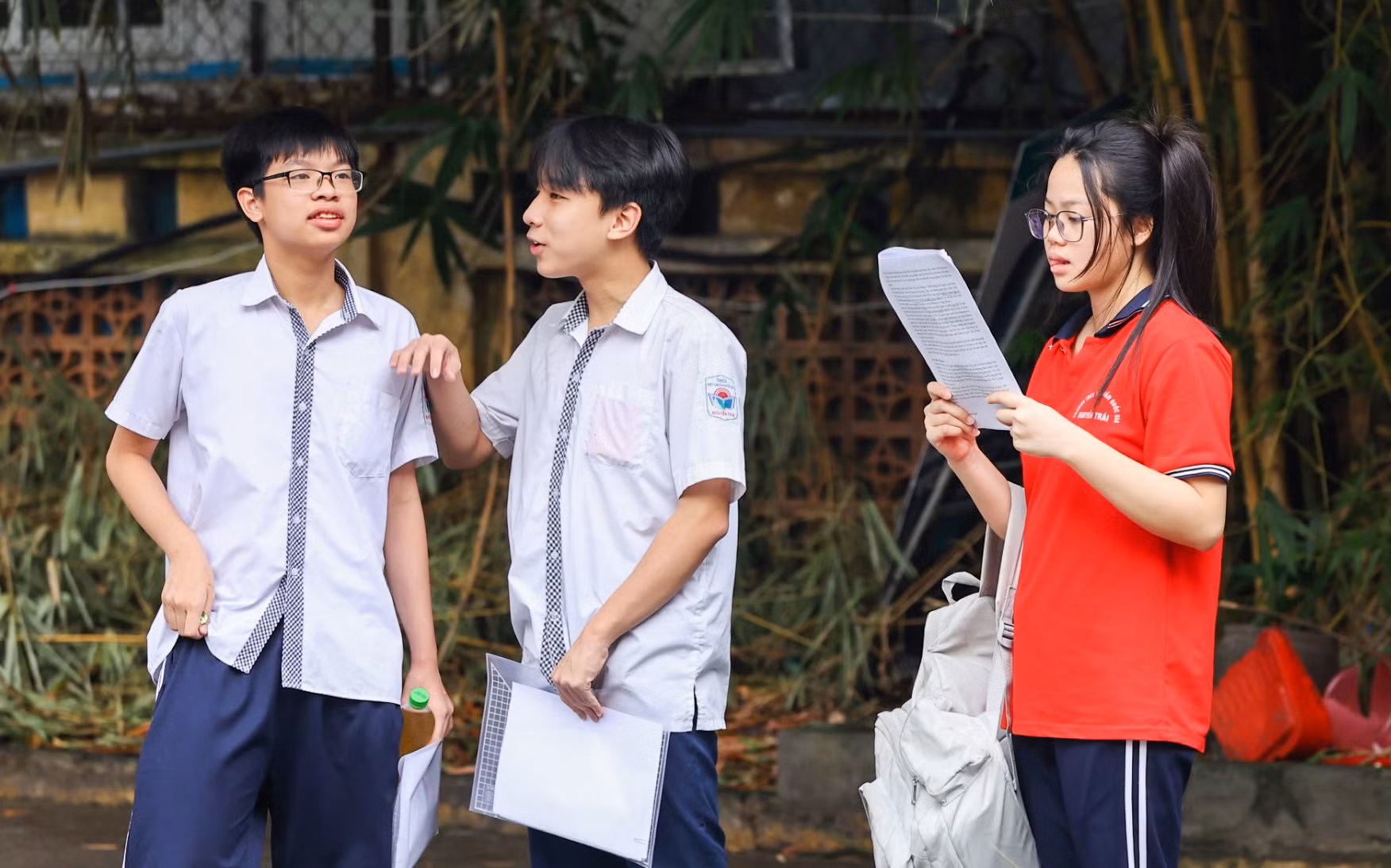 Một thí sinh tranh thủ xem lại kiến thức trước khi bước vào kỳ thi. Một thí sinh tranh thủ xem lại kiến thức trước khi bước vào kỳ thi.