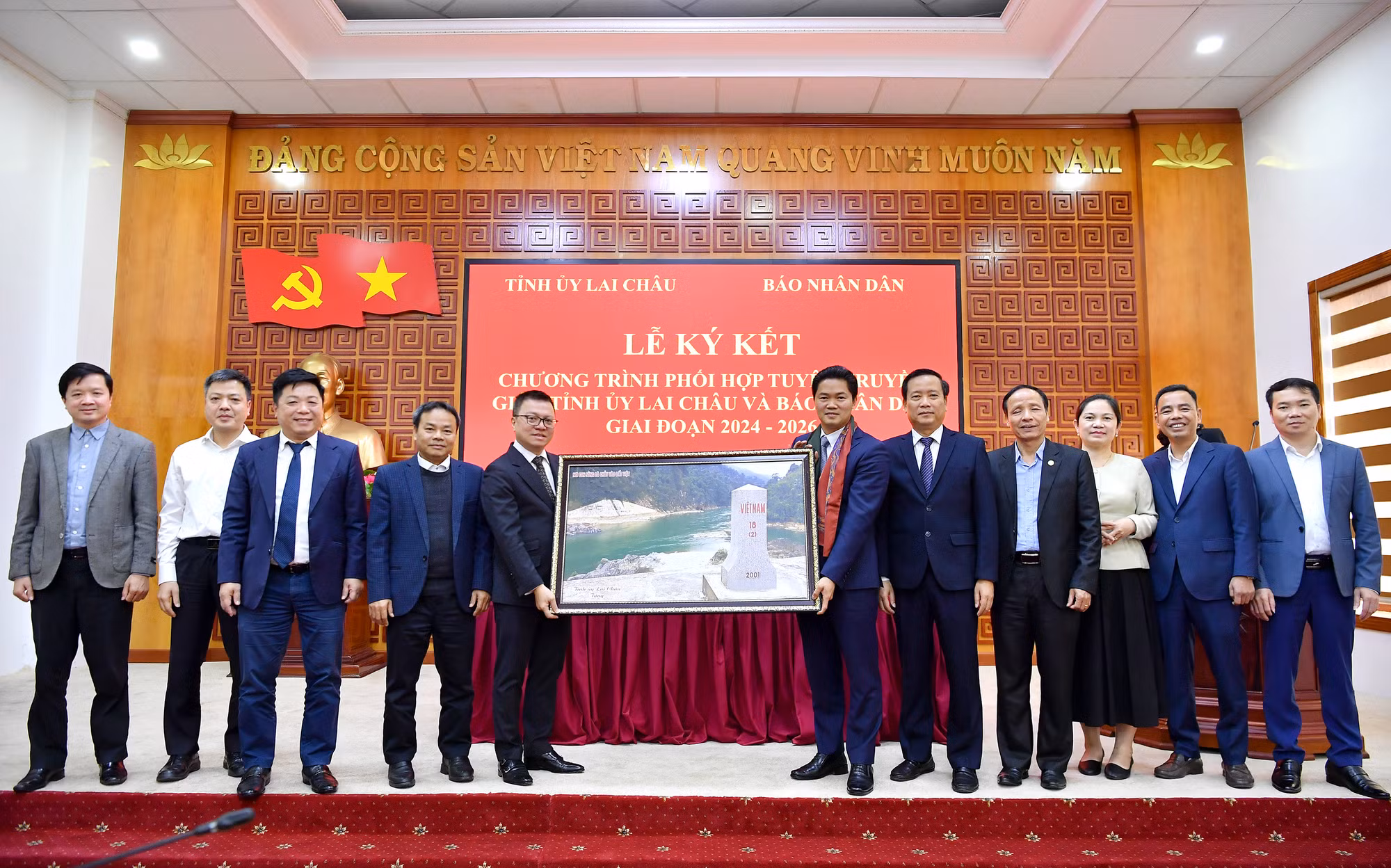 Tỉnh Lai Châu tặng quà cho Báo Nhân Dân.