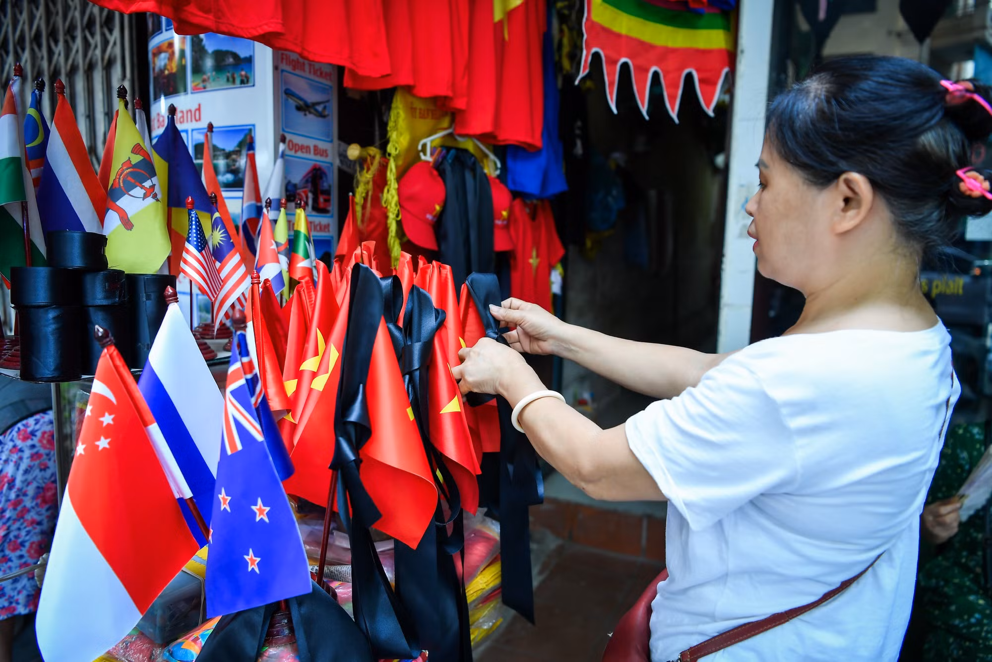 Phố Hàng Bông với nhiều cơ sở kinh doanh đã bày bán cờ với nhiều kích thước cùng dải băng đen phục vụ người dân treo và tưởng niệm cố Tổng Bí thư Nguyễn Phú Trọng trong 2 ngày Quốc tang. Phố Hàng Bông với nhiều cơ sở kinh doanh đã bày bán cờ với nhiều kích thước cùng dải băng đen phục vụ người dân treo và tưởng niệm cố Tổng Bí thư Nguyễn Phú Trọng trong 2 ngày Quốc tang.