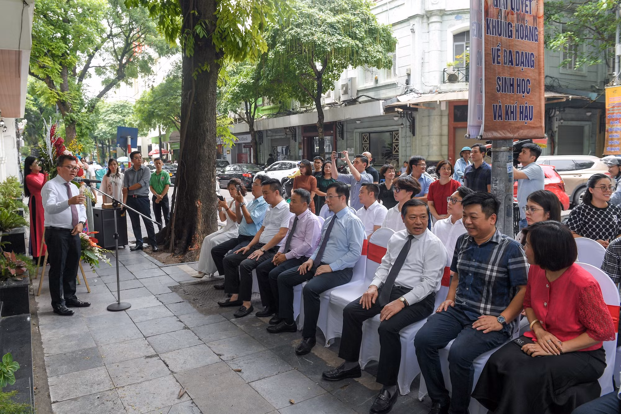 Tham dự buổi lễ có các đồng chí: Lại Xuân Môn, Ủy viên Trung ương Đảng, Phó Trưởng Ban Thường trực Ban Tuyên Giáo Trung ương; Lê Quốc Minh, Ủy viên Trung ương Đảng, Tổng Biên tập Báo Nhân Dân, Phó Trưởng Ban Tuyên giáo Trung ương, Chủ tịch Hội Nhà báo Việt Nam; Nguyễn Thanh Lâm, Thứ trưởng Thông tin và Truyền thông; Quế Đình Nguyên, Phó Tổng Biên tập Báo Nhân Dân; Đinh Như Hoan, Phó Tổng Biên tập Báo Nhân Dân.