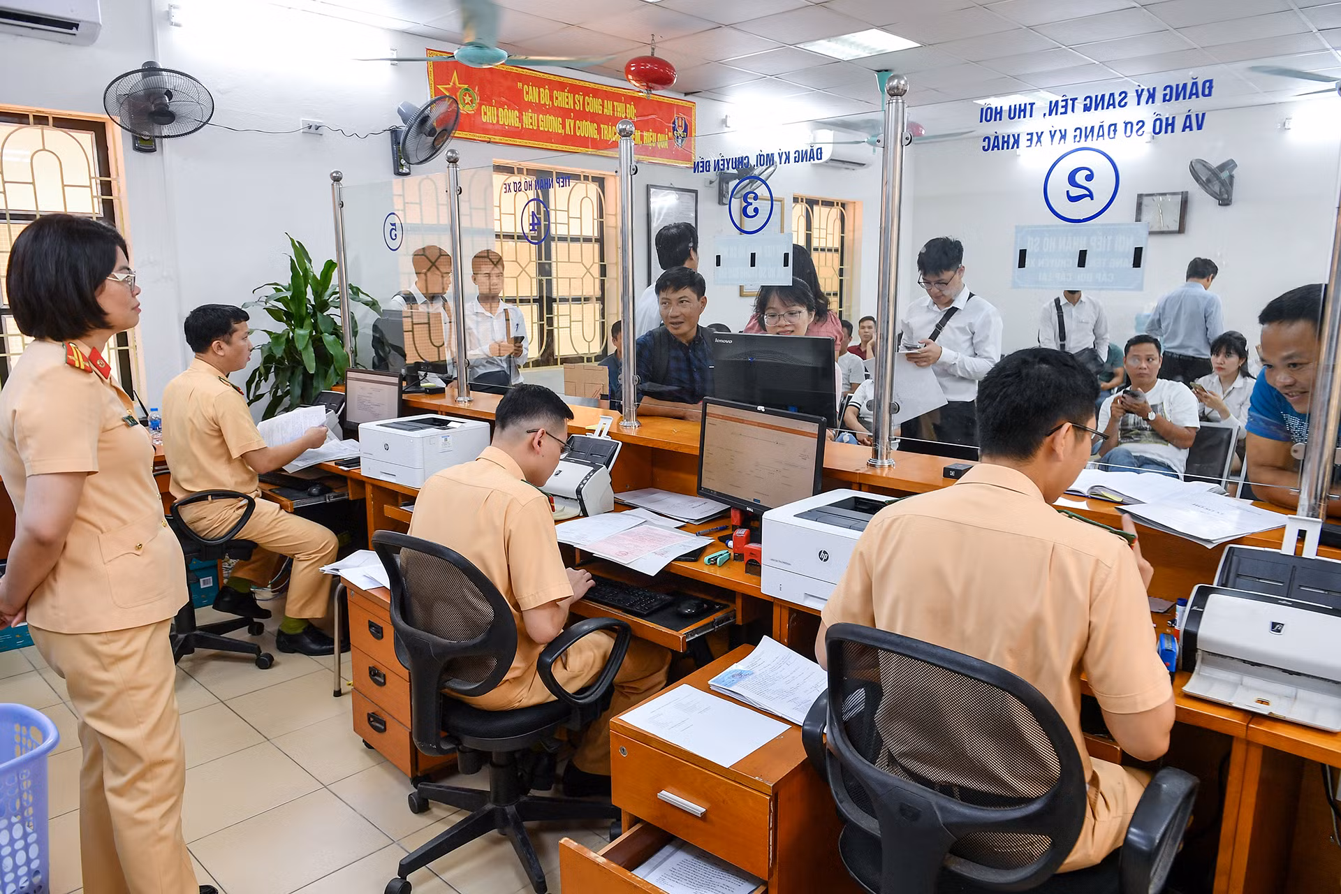 Tại cơ sở đăng ký xe số 1 (phố Thái Hà, quận Đống Đa, Hà Nội) sáng nay cũng có rất đông người đến bấm biển số xe định danh và làm các thủ tục sang tên chính chủ xe thiếu giấy tờ đã mua bán qua nhiều đời, xe mất giấy tờ.