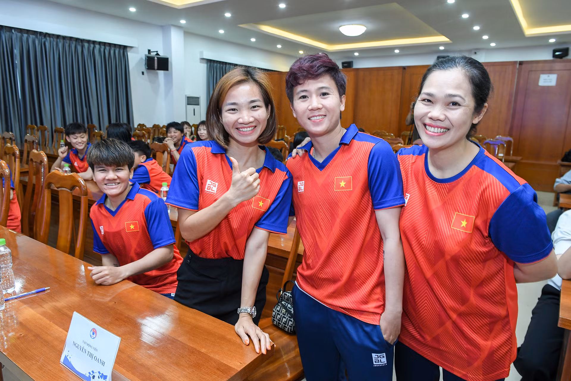 "Oanh ỉn" vui vẻ chụp ảnh cùng các cô gái Vàng bóng đá nữ Việt Nam, các vận động viên đều dành cho nhau sự ngưỡng mộ và khâm phục. "Oanh ỉn" vui vẻ chụp ảnh cùng các cô gái Vàng bóng đá nữ Việt Nam, các vận động viên đều dành cho nhau sự ngưỡng mộ và khâm phục.
