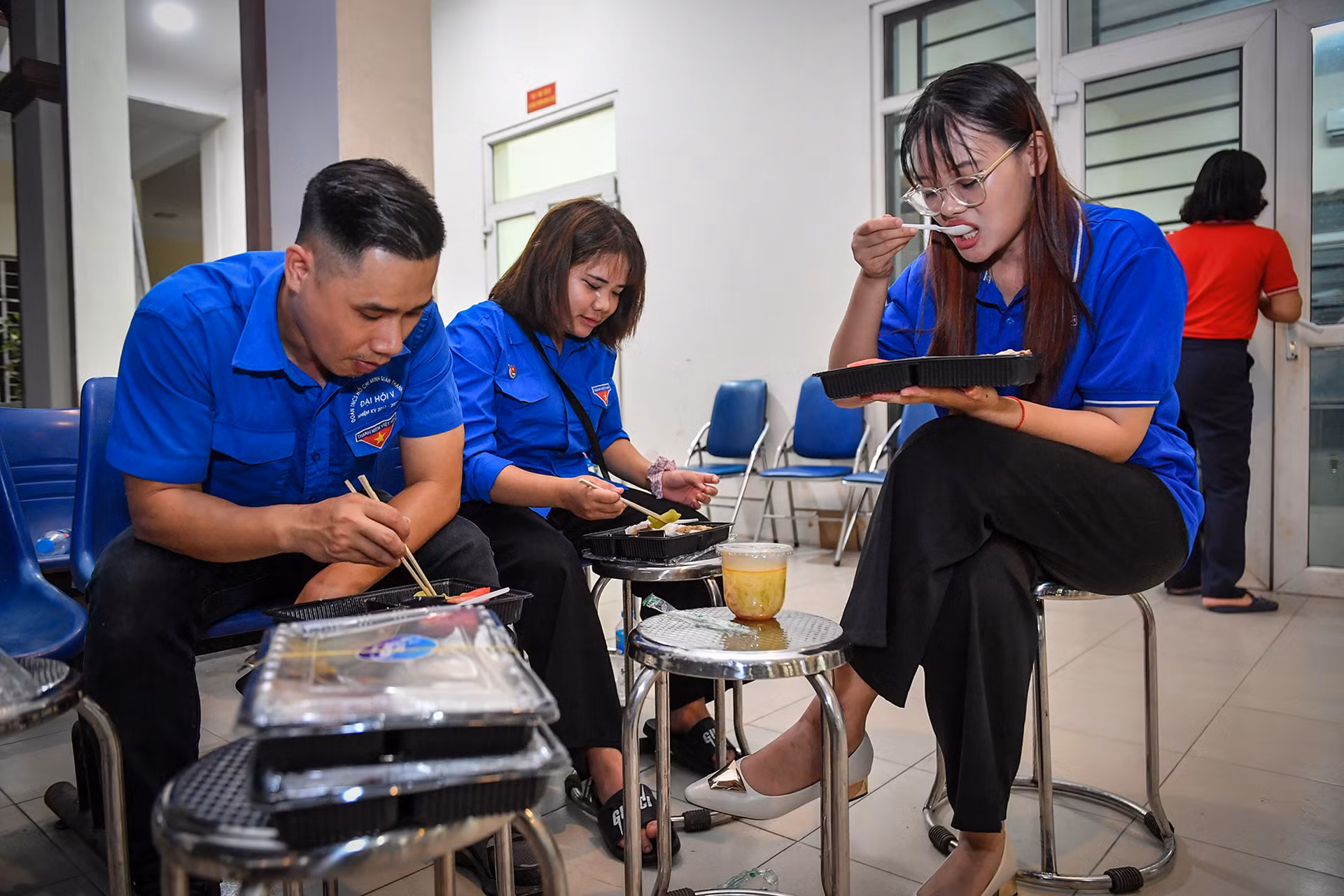 Các bạn trẻ Đoàn viên Thanh niên hỗ trợ công tác tiếp nhận ủng hộ tại Ủy ban nhân dân phường Khương Đình bây giờ mới tạm nghỉ để ăn suất cơm. Các bạn trẻ Đoàn viên Thanh niên hỗ trợ công tác tiếp nhận ủng hộ tại Ủy ban nhân dân phường Khương Đình bây giờ mới tạm nghỉ để ăn suất cơm.
