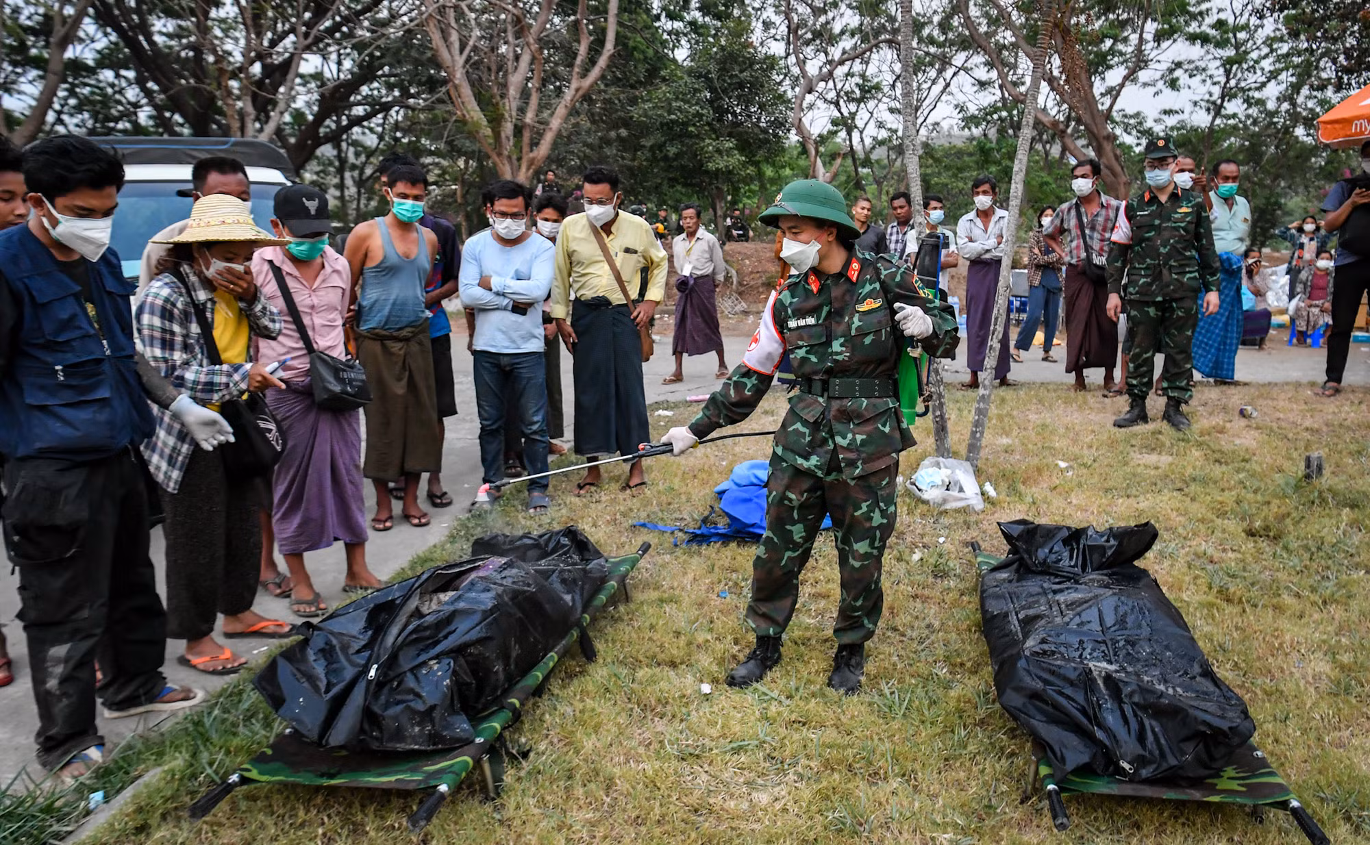 Sau khi đưa được thi thể nạn nhân ra, lực lượng Quân y tiến hành khử khuẩn. Sau khi đưa được thi thể nạn nhân ra, lực lượng Quân y tiến hành khử khuẩn.