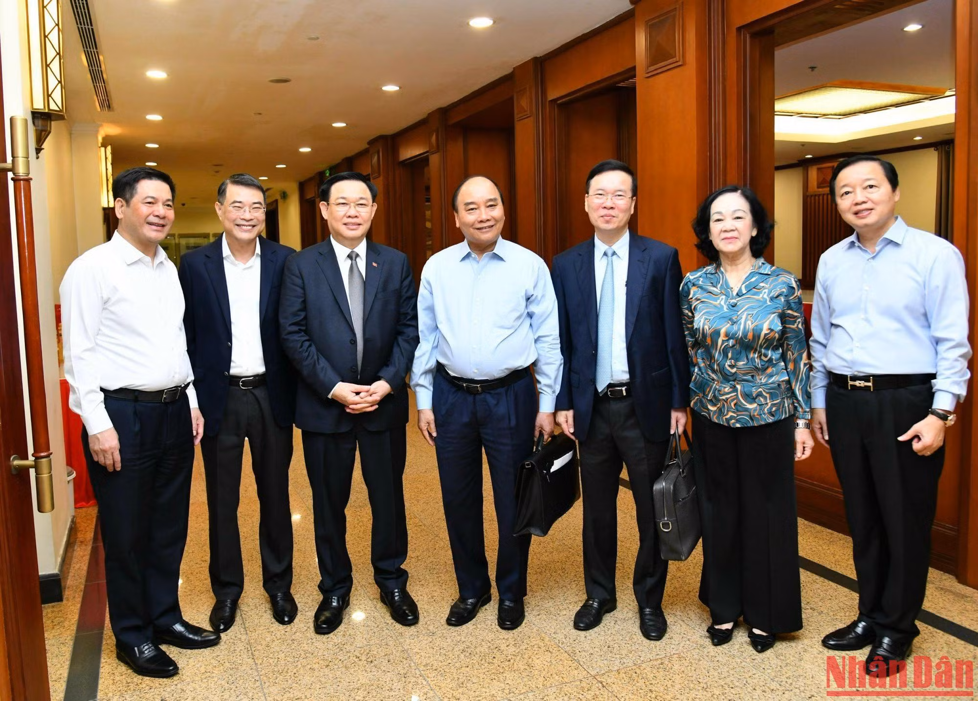 Chủ tịch nước Nguyễn Xuân Phúc, Chủ tịch Quốc hội Vương Đình Huệ, Thường trực Ban Bí thư Võ Văn Thưởng với các đại biểu dự Hội nghị.