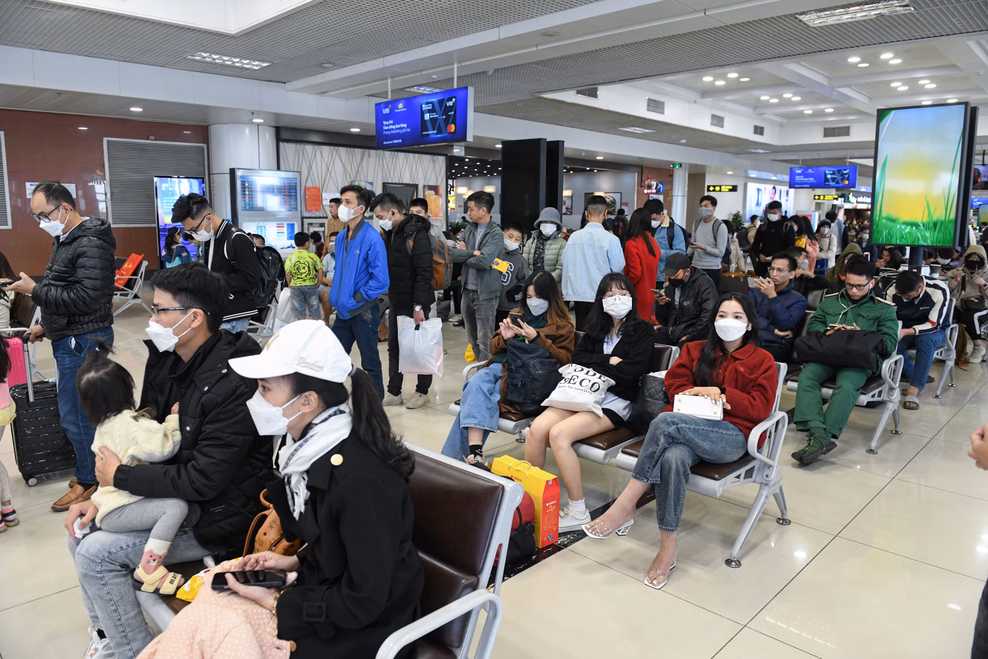 Những ngày cận Tết Quý Mão 2023, tại nhà ga T1 sân bay Nội Bài (Sóc Sơn, Hà Nội), lưu lượng hành khách tăng đột biến khiến khu vực sảnh chờ luôn trong tình trạng đông đúc.