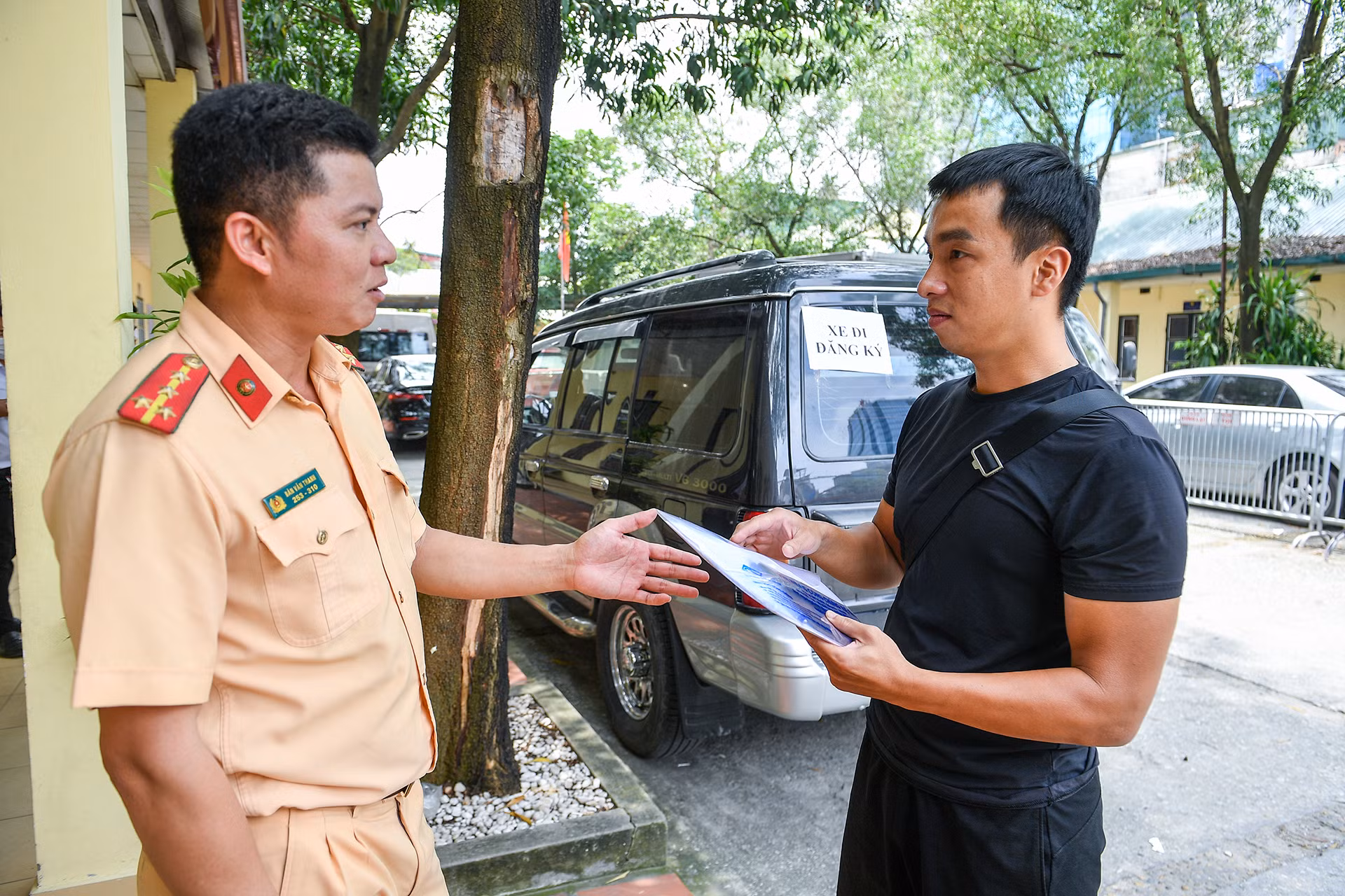 Lực lượng chức năng tận tình hướng dẫn những khúc mắc của anh Nguyễn Minh Cường (quận Hai Bà Trưng) trong trường hợp vừa bán xe cũ của mình và mua xe mới của chủ khác.