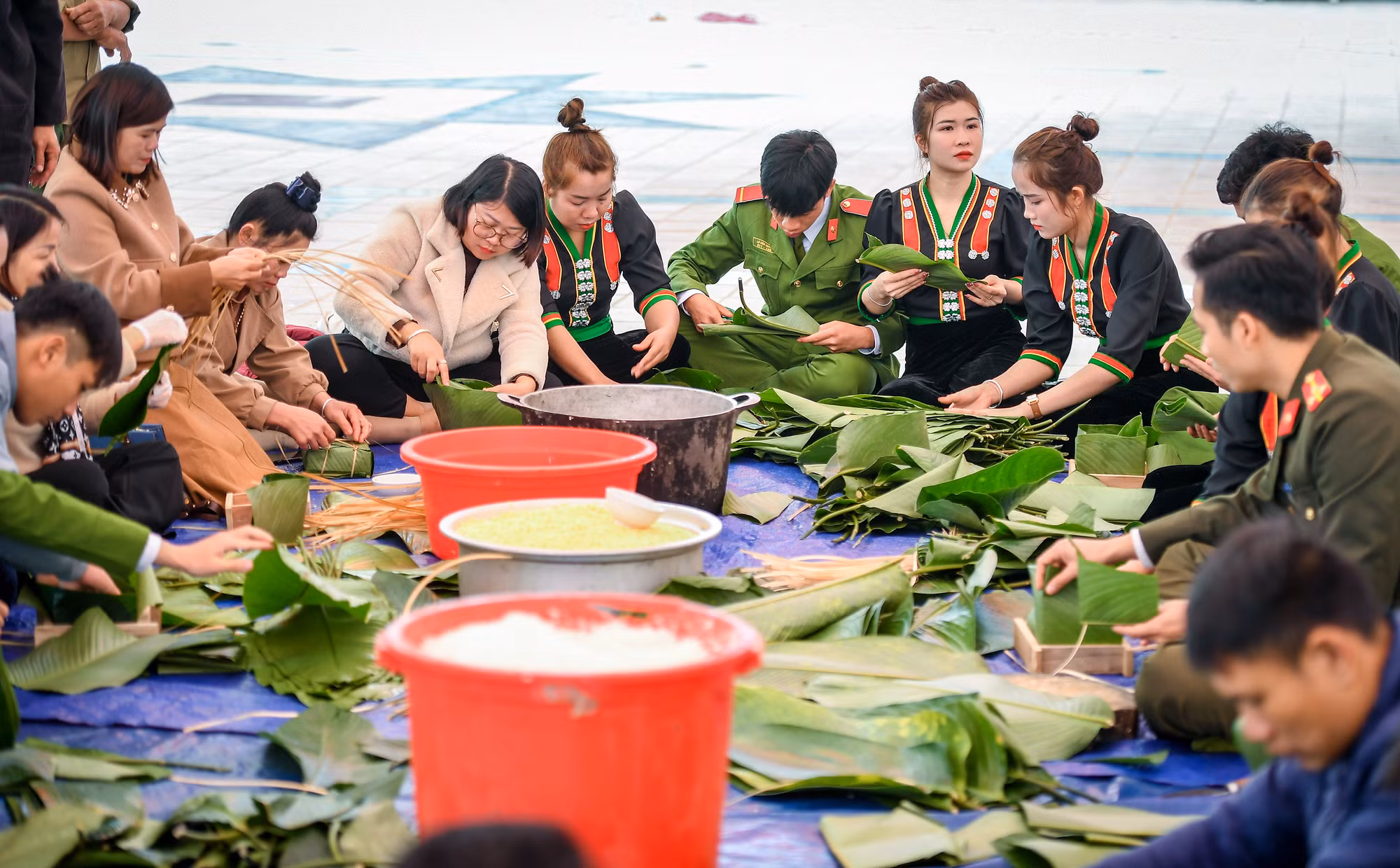 [Ảnh] Những bếp lửa "nghĩa tình" nấu bánh chưng xanh ở Nậm Pồ ảnh 5
