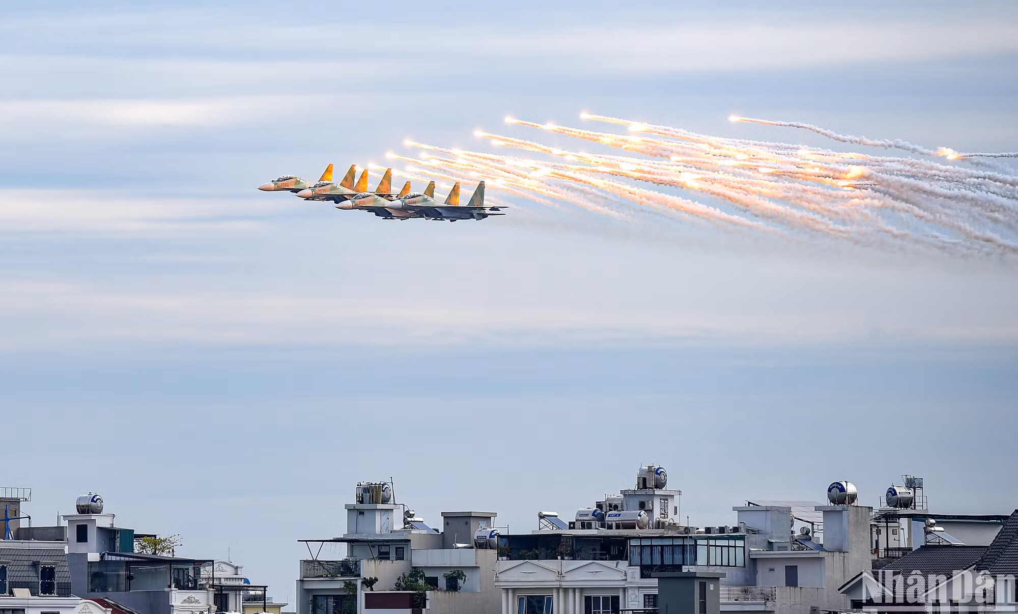 Chiếc Su-30MK2 thực hiện thả mồi bẫy nhiệt tạo nên cảnh tượng đẹp mắt. Chiếc Su-30MK2 thực hiện thả mồi bẫy nhiệt tạo nên cảnh tượng đẹp mắt.