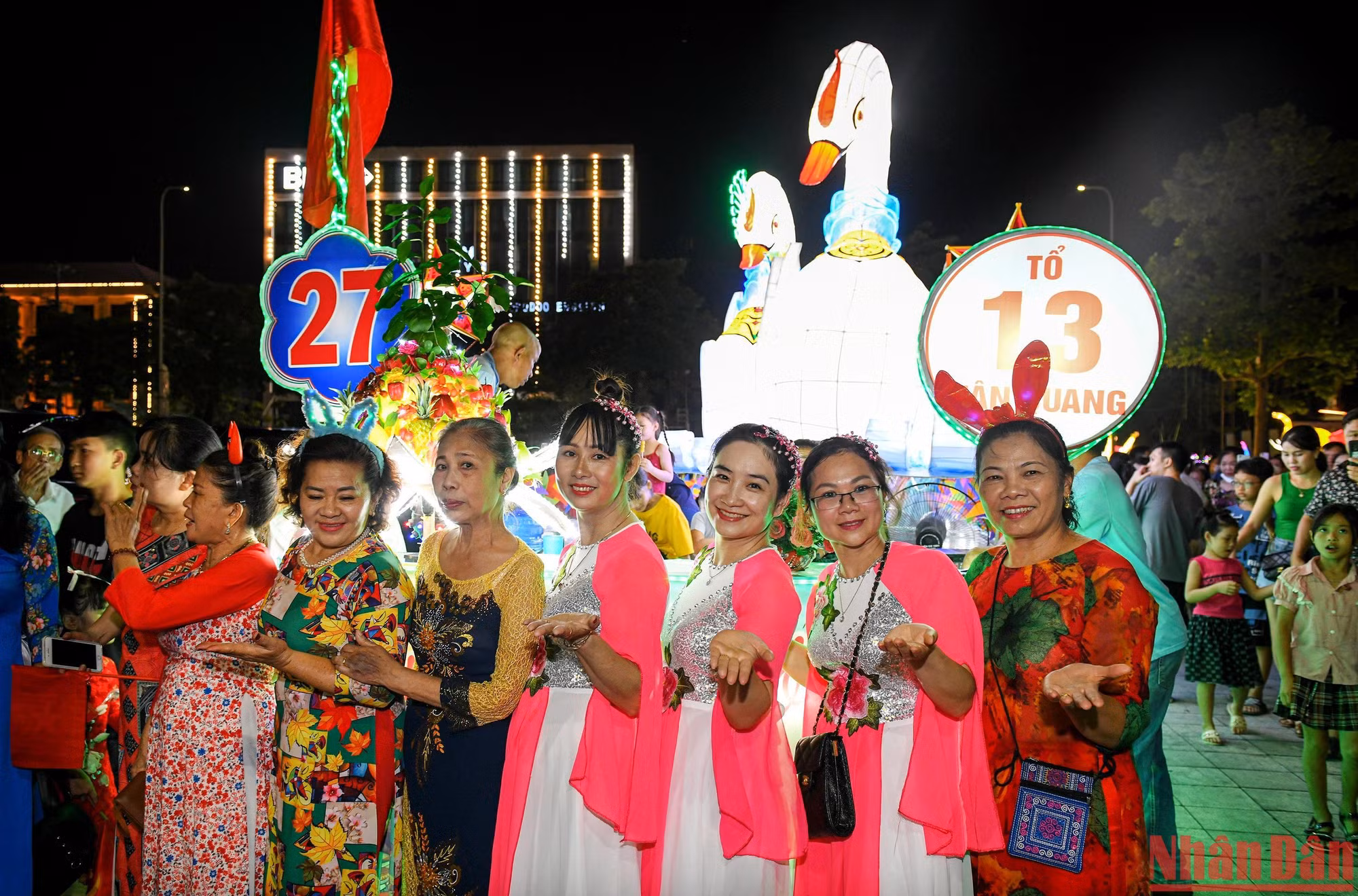 Các đại biểu tham gia diễu hành Lễ hội Thành Tuyên cũng không quên chụp ảnh lưu lại những hình ảnh lung linh sắc màu.