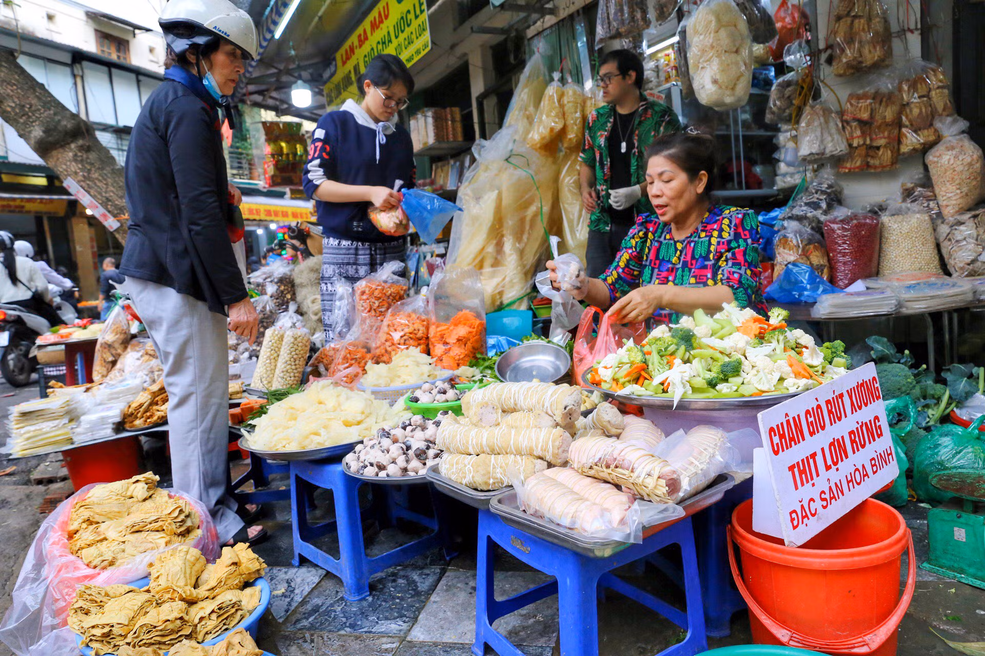 Tại khu chợ này còn bán gần như tất cả những món phục vụ cho mâm cúng. Tại khu chợ này còn bán gần như tất cả những món phục vụ cho mâm cúng.